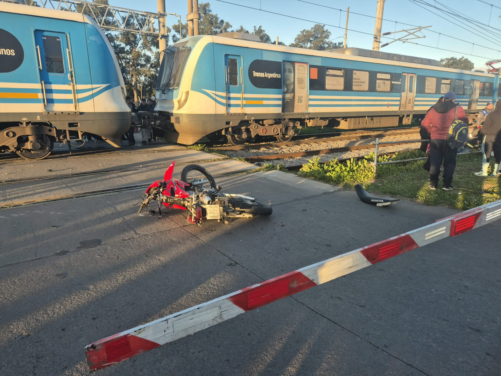 La Plata: cruz&oacute; en moto a contramano y con la barrera baja y muri&oacute; atropellado por el tren Roca