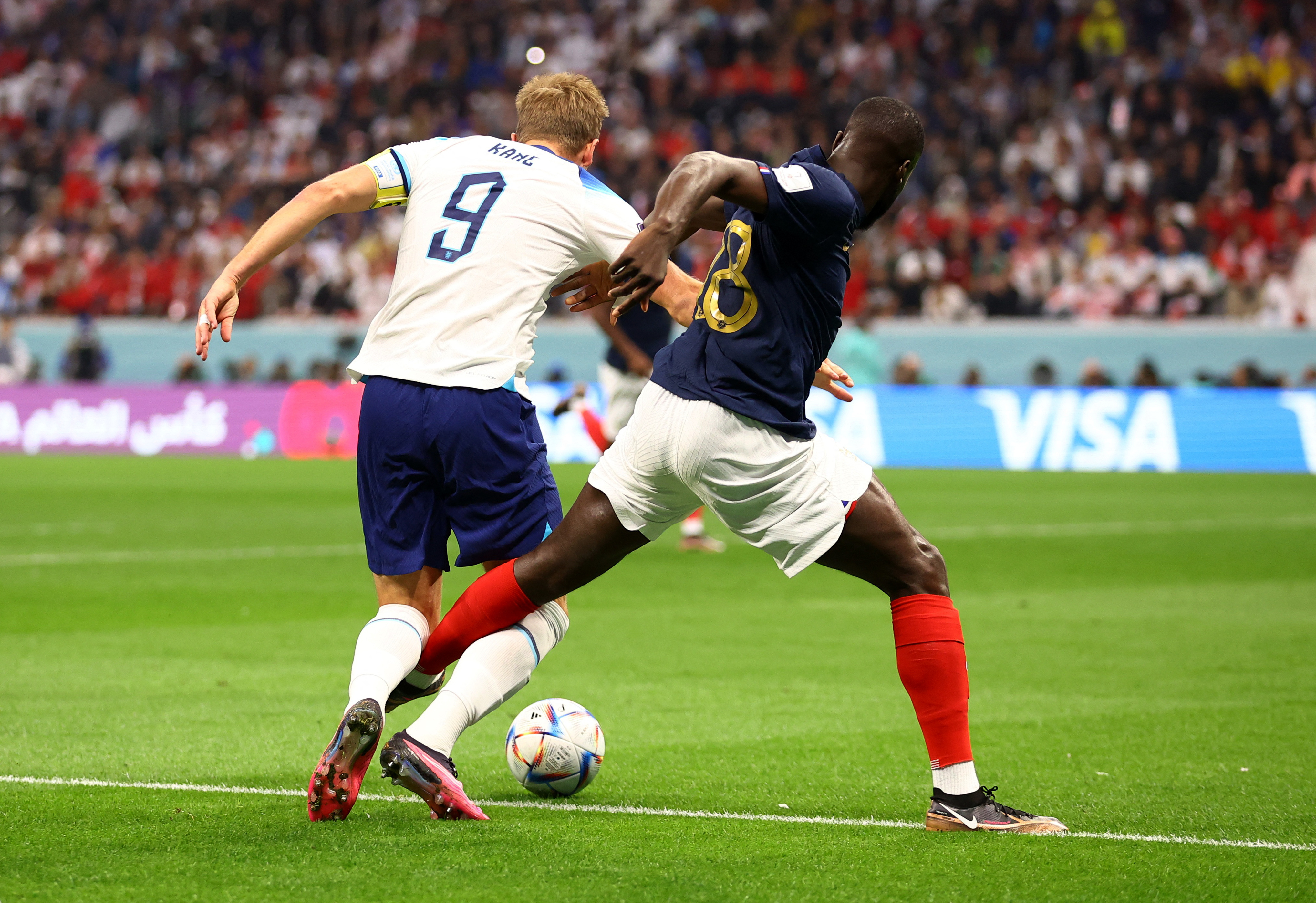  Dayot Upamecano le cometió falta al delantero inglés Harry Kane. La jugada fue revisada por el VAR, pero no la consideraron penal (REUTERS/Hannah Mckay)