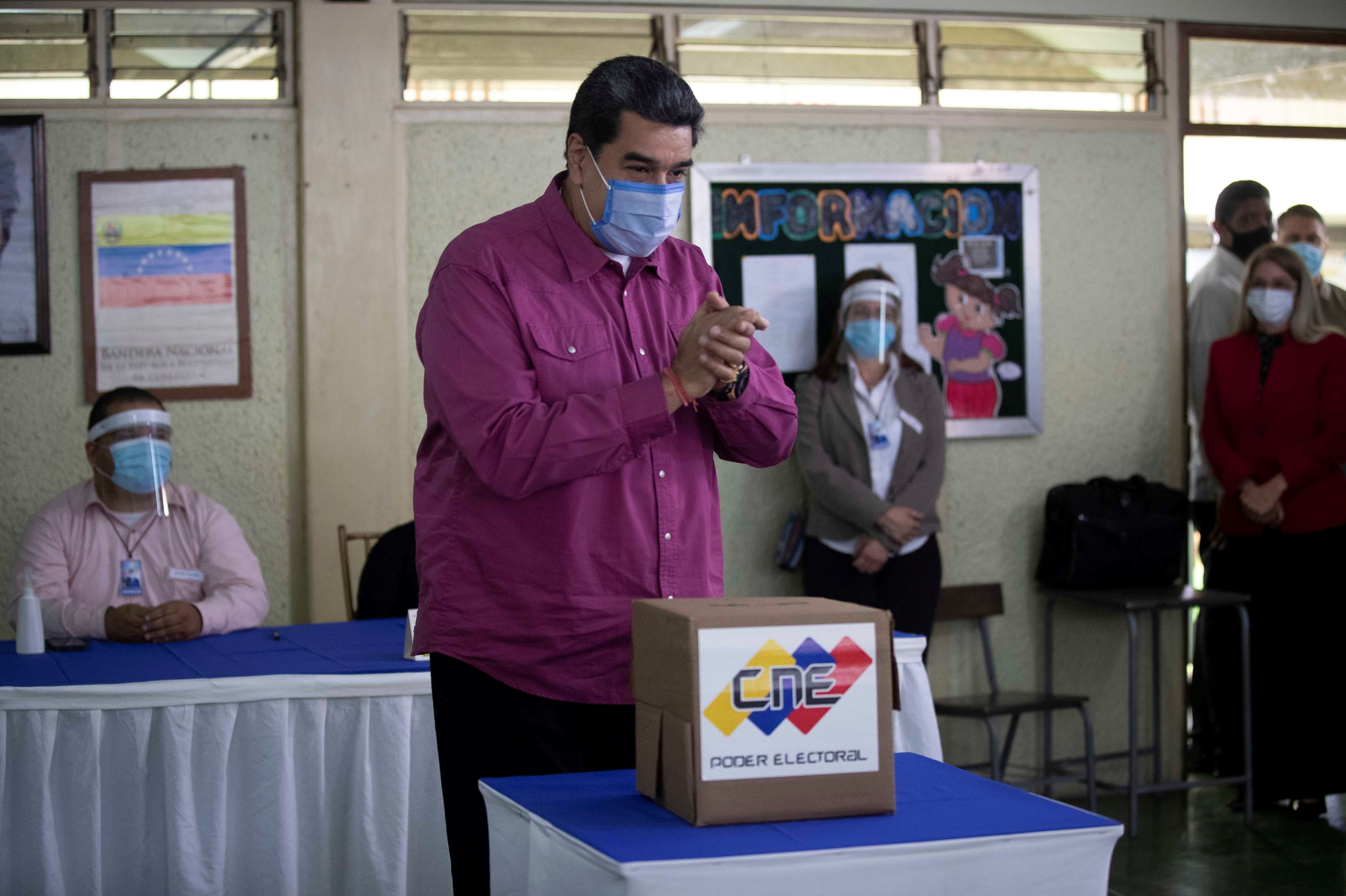 La votación de Maduro en el Fuerte Tiuna (EFE/ Rayner Peña)
