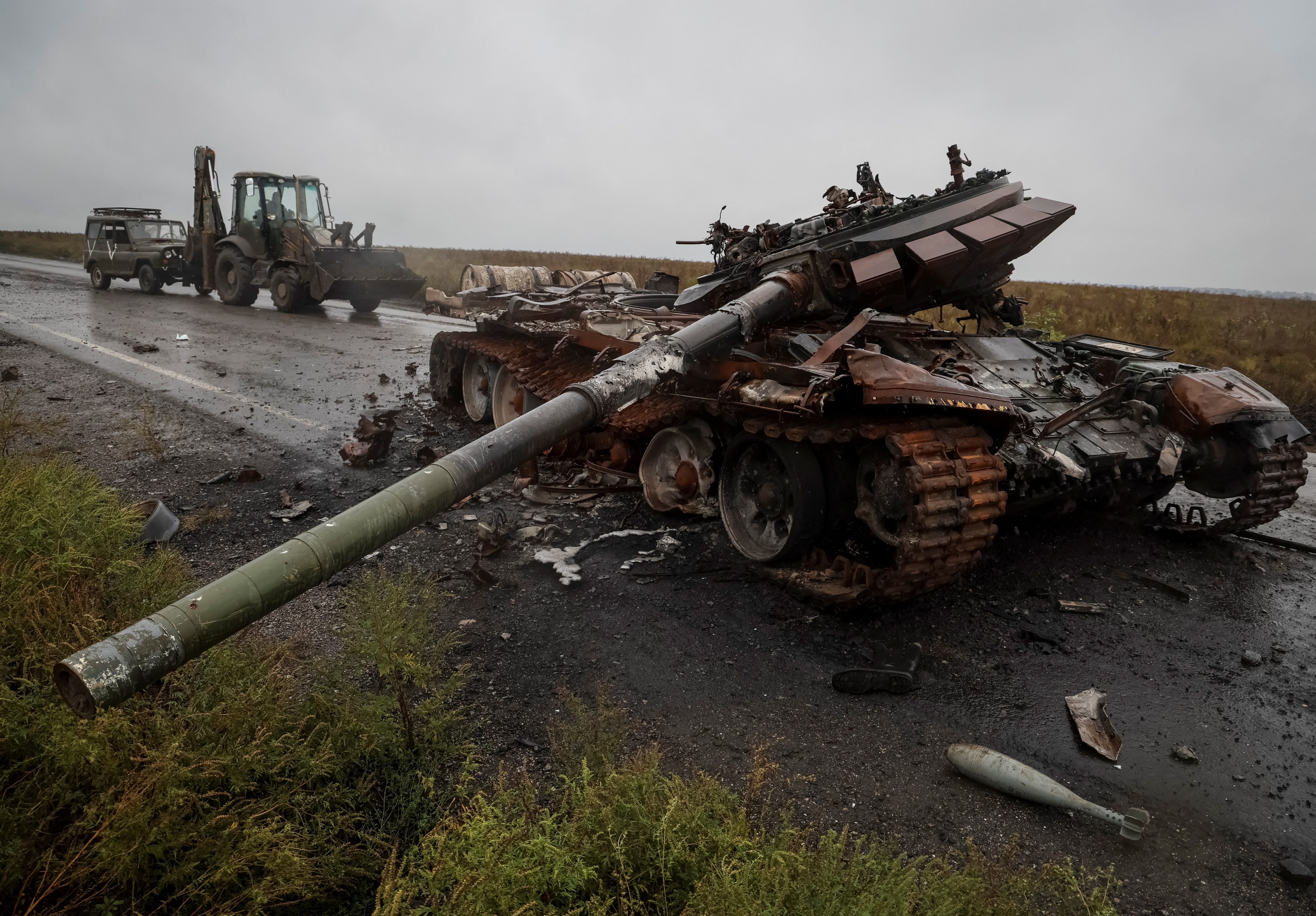 Russians died. Российские танки на Украине. Подбитые российские танки в Украине.