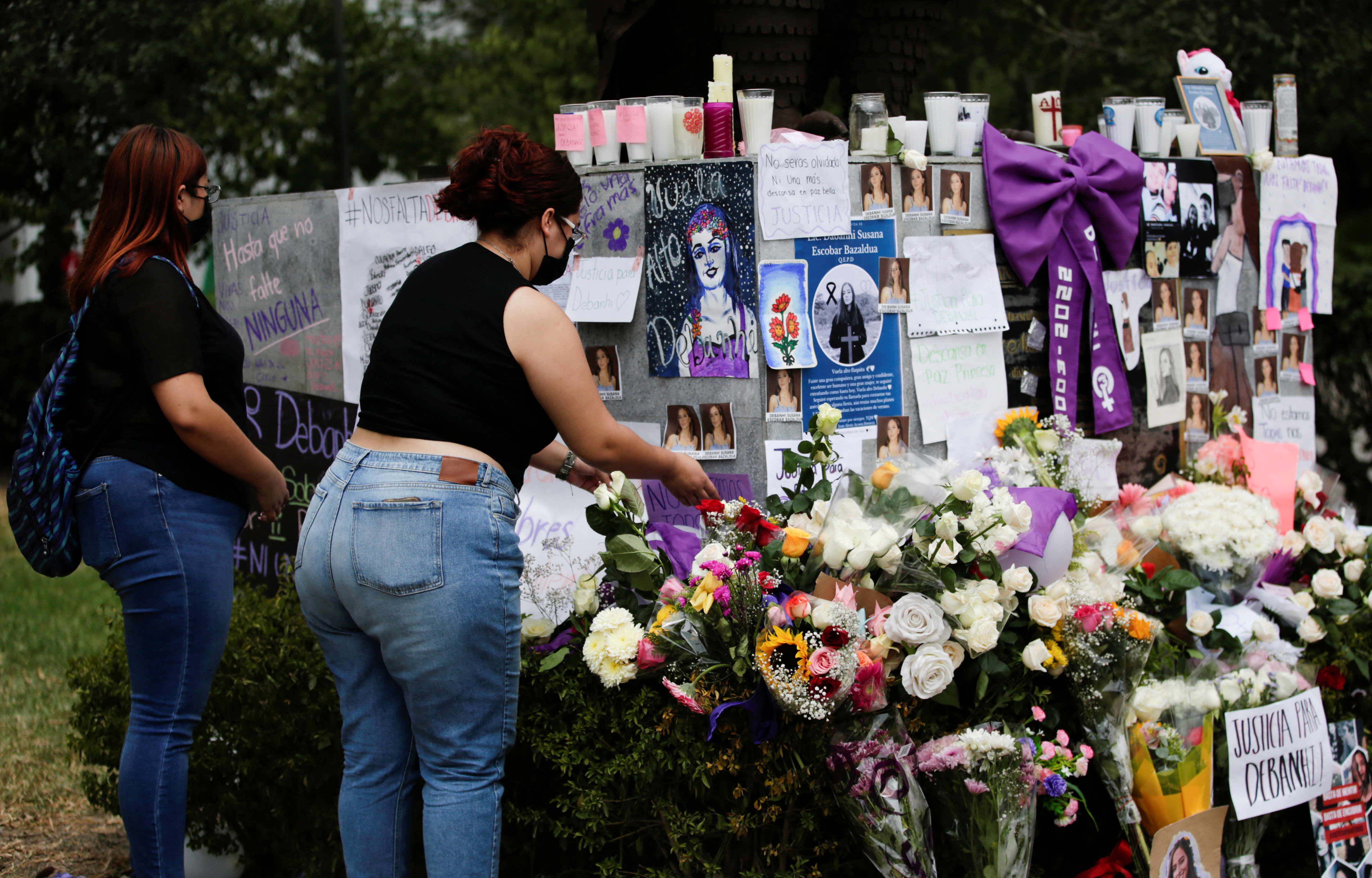 A la reunión en memoria de la joven acudieron sus amigas y compañeras estudiantes de Derecho (Foto: Reuters)