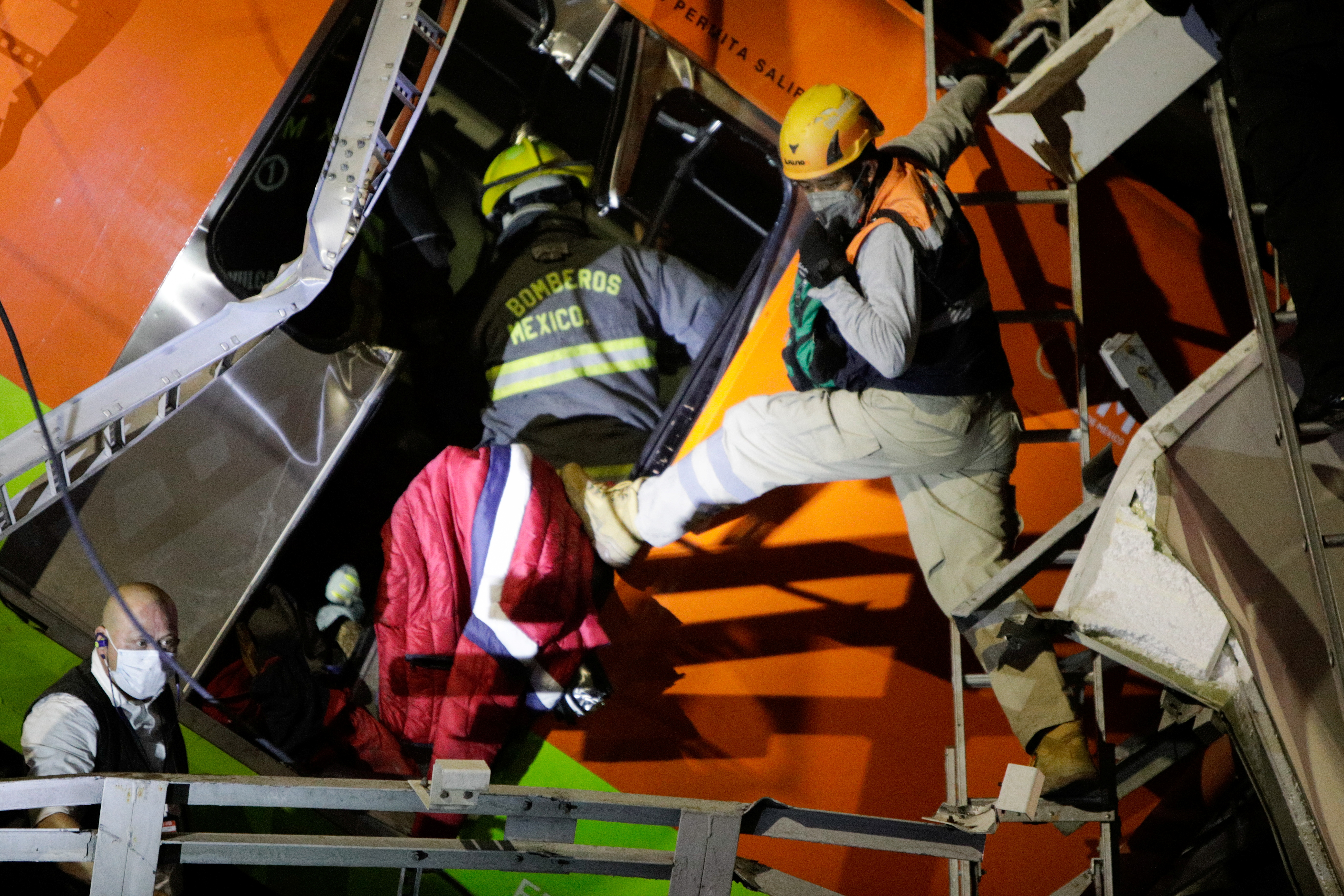Los rescatistas trabajan en el sitio donde un paso elevado de un metro colapsó parcialmente con vagones de tren en la estación de Olivos en la Ciudad de México el 3 de mayo de 2021. Fotografía tomada el 3 de mayo de 2021 (Reuters/ Luis Cortes)