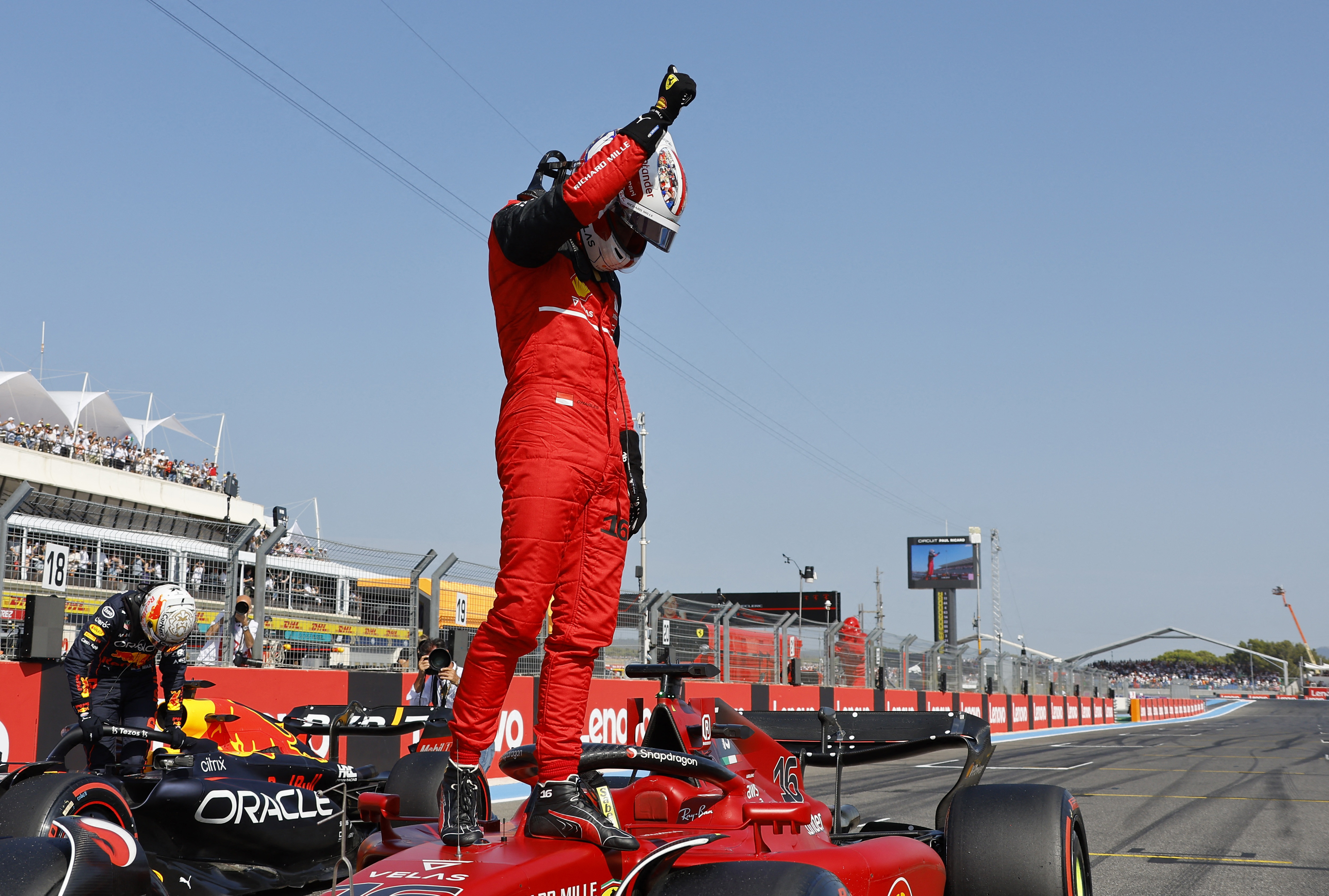 Charles Leclerc festejó la pole sobre su Ferrari en Francia (Foto: REUTERS)
