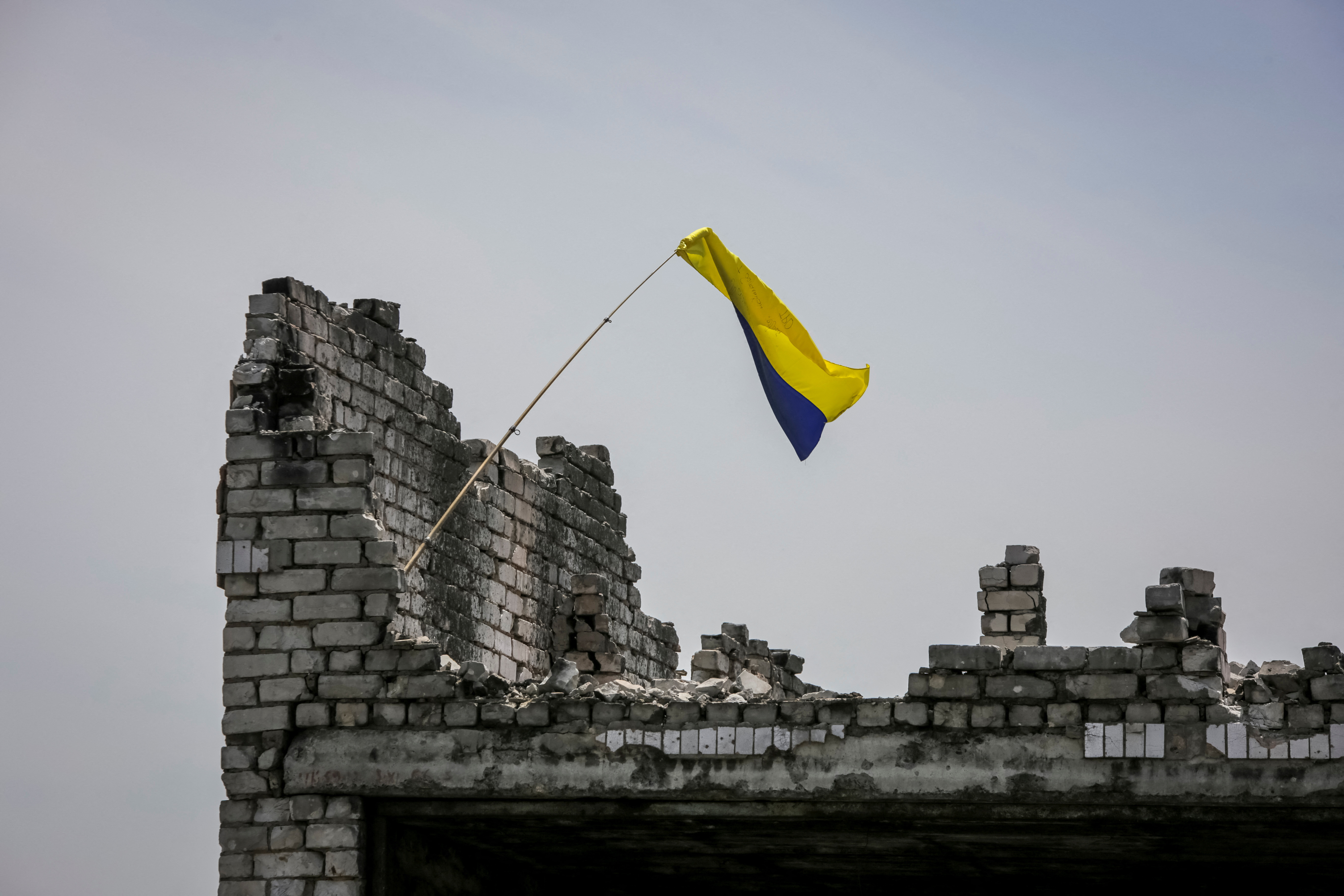 Una bandera ucraniana ondea sobre el pueblo liberado de Neskuchne  (REUTERS/Oleksandr Ratushniak)