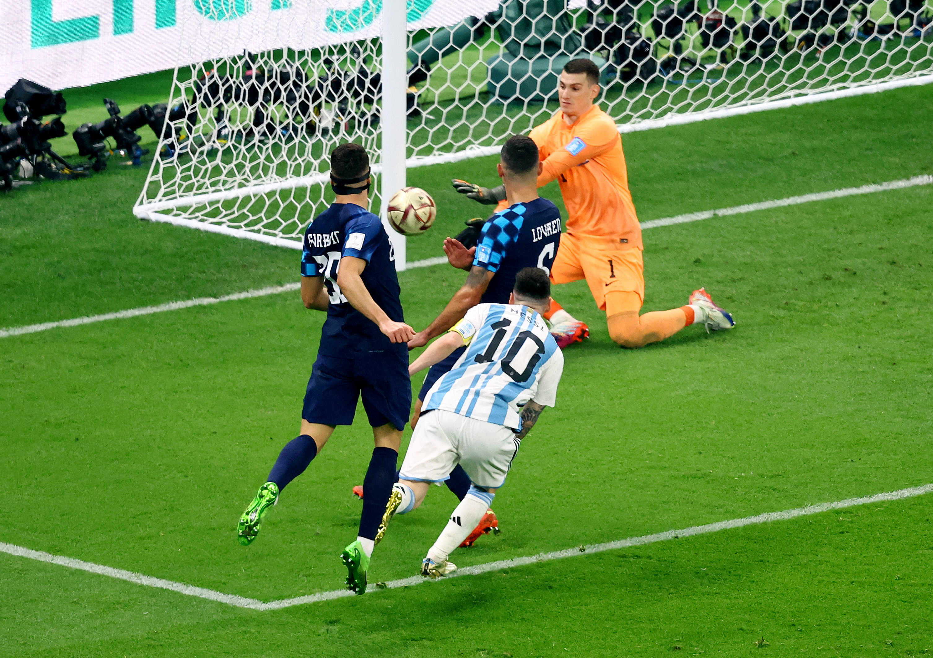 Lionel Messi hilvanó una gran jugada con Enzo Fernández y tras un remate pudo haber marcado el tercero para Argentina