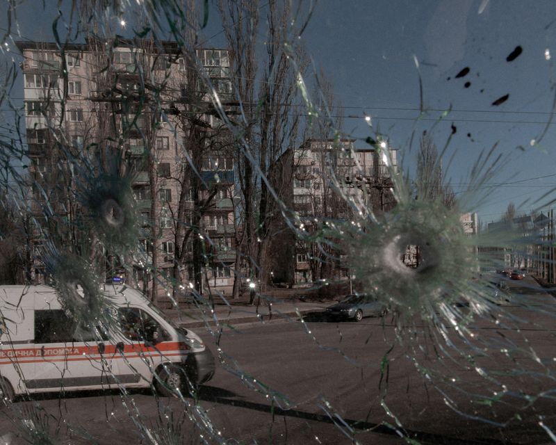Una ambulancia a través de la ventana dañada de un vehículo alcanzado por las balas, mientras continúa la invasión rusa de Ucrania, en Kiev, Ucrania, 28 de febrero de 2022. REUTERS/Agencja Wyborcza.pl/Jedrzej Nowicki