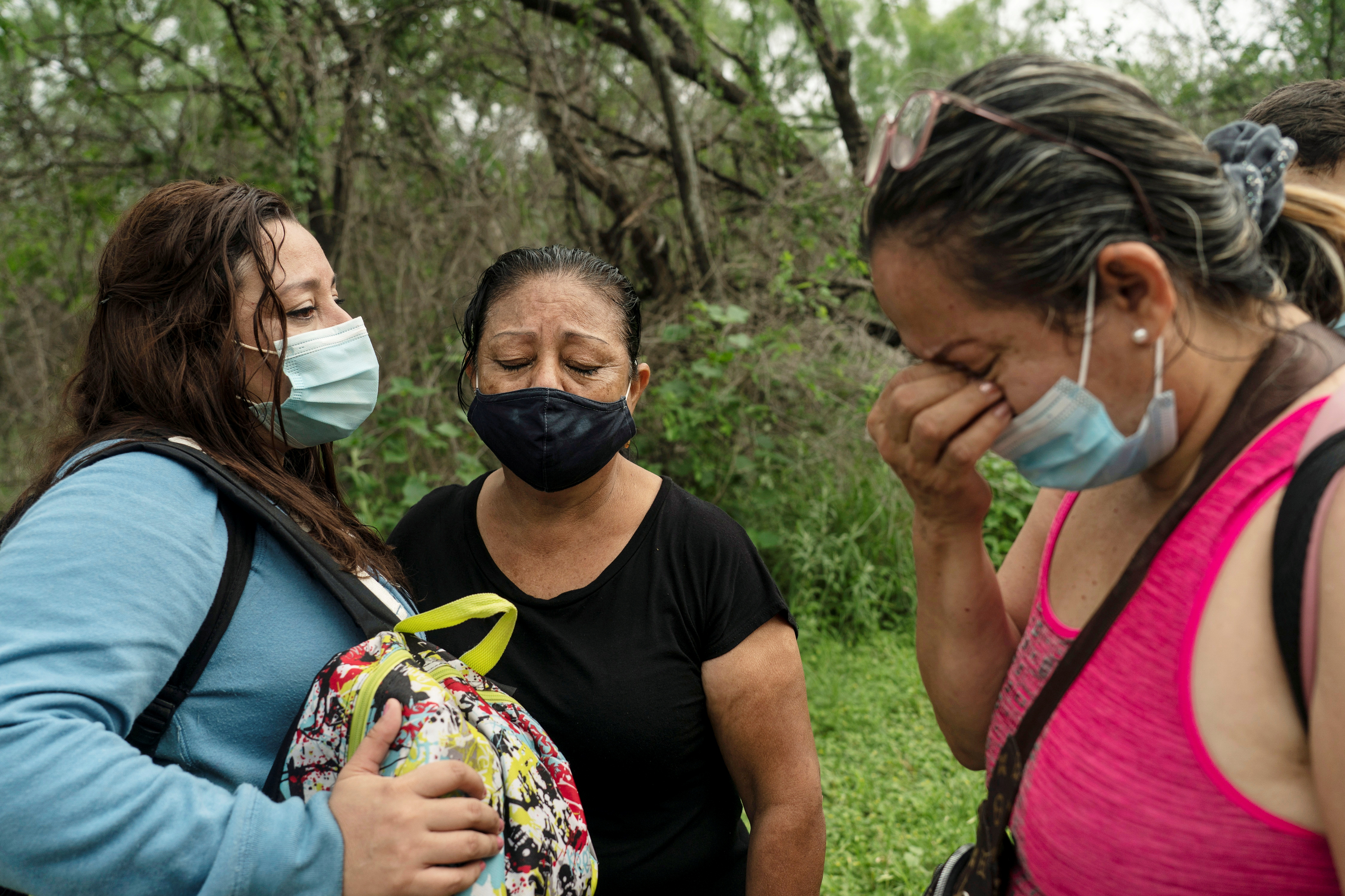 Mujeres lloran tras finalmente haber cruzado a EEUU