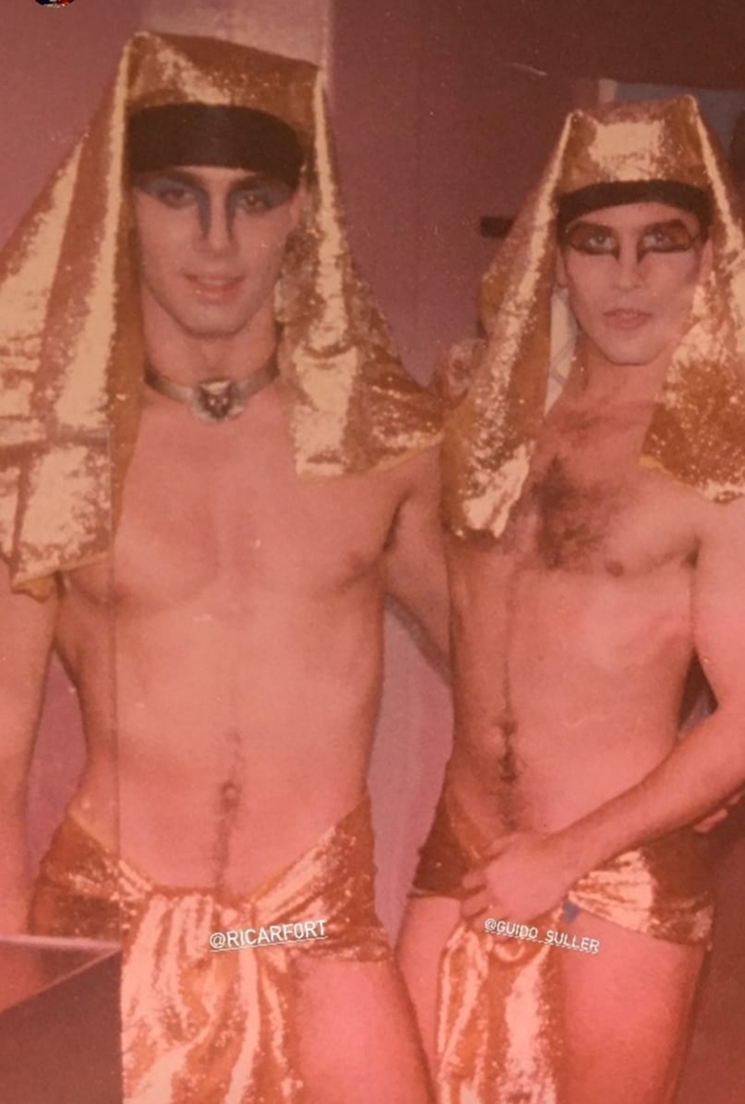 The unpublished photo of Ricardo Fort and Guido Süller during a costume party