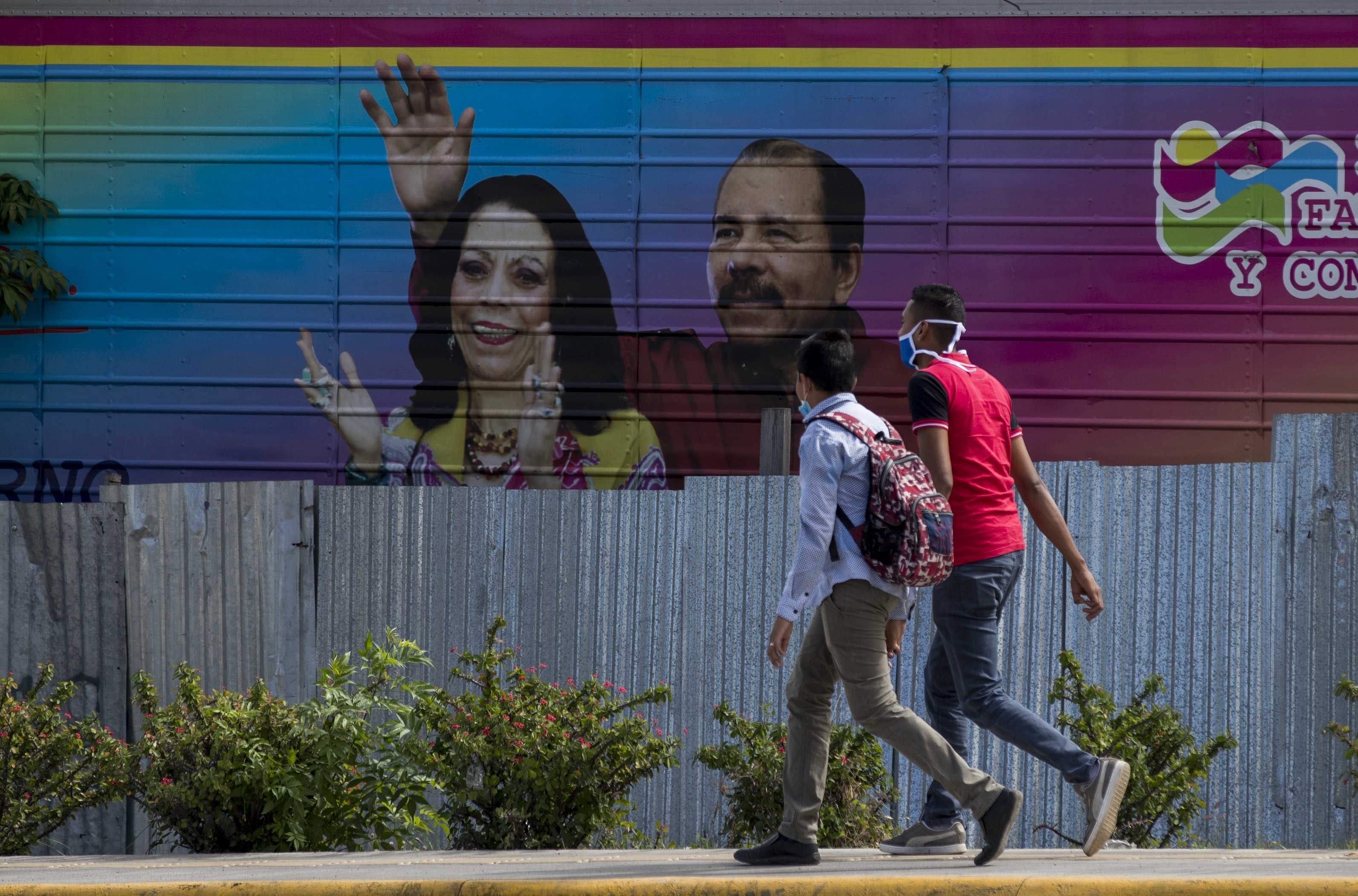 Un mural del dictador Daniel Ortega y su esposa, Rosario Murillo (EFE)
