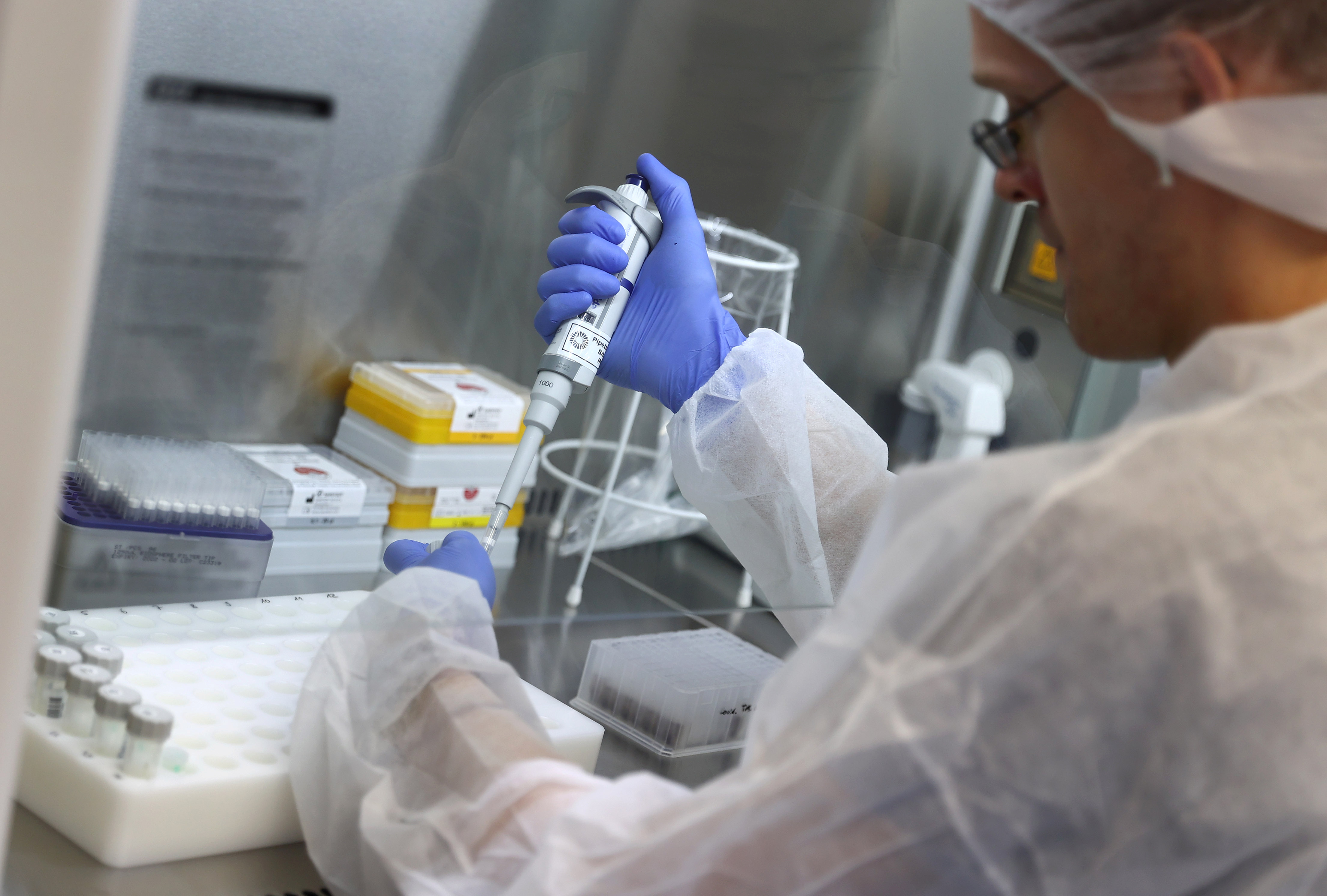 Los testeos agrupados (también son llamados “testeo en pools”) consisten en realizar pruebas por el método PCR con varias muestras de pacientes sospechosos de manera simultánea  REUTERS/Kai Pfaffenbach