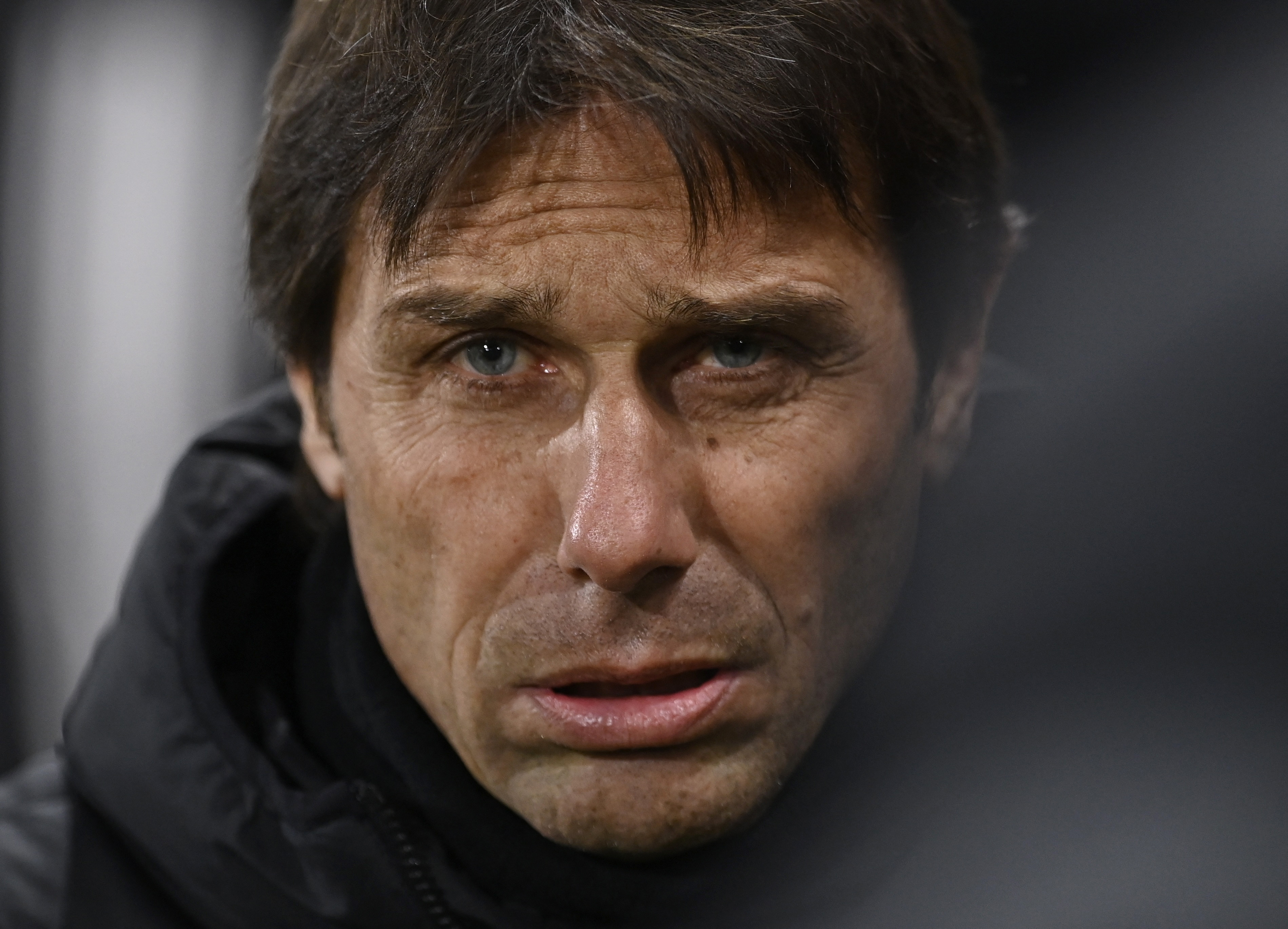 Es posible que Conte se pierda varios partidos al frente del equipo de Londres (REUTERS/Tony Obrien)