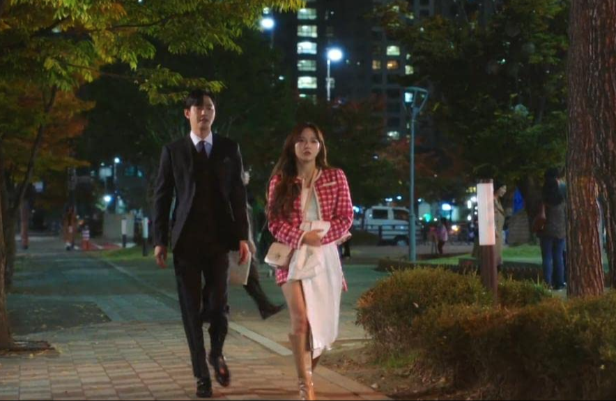 Kim Se-jeong y Ahn Hyo-seop, quienes caracterizan al heredero y su empleada. (Netflix)