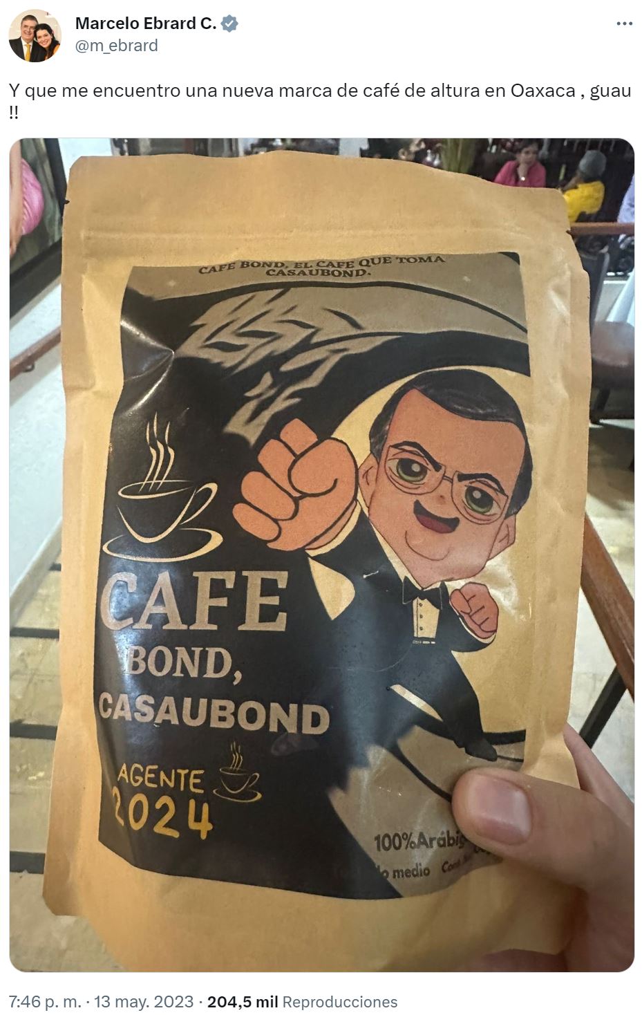 Tuit de Ebrard presentando el café con una caricatura suya. 