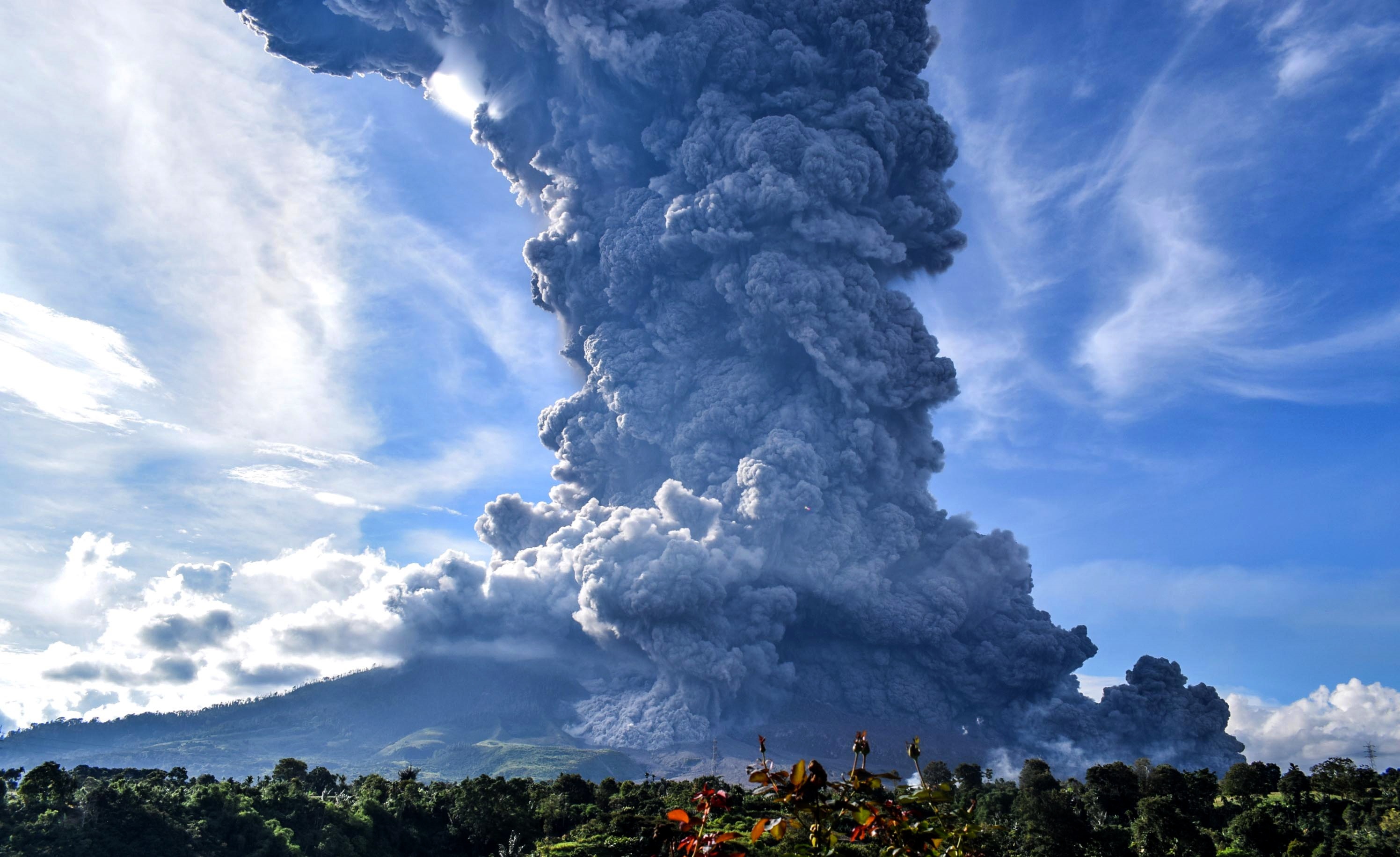 El volcán Sinabung, en Indonesia, hizo erupción el lunes, arrojando material volcánico a una altura de hasta 5.000 metros (16.400 pies) y depositando ceniza en las aldeas. (EFE/EPA/SARIANTO SEMBIRING) 