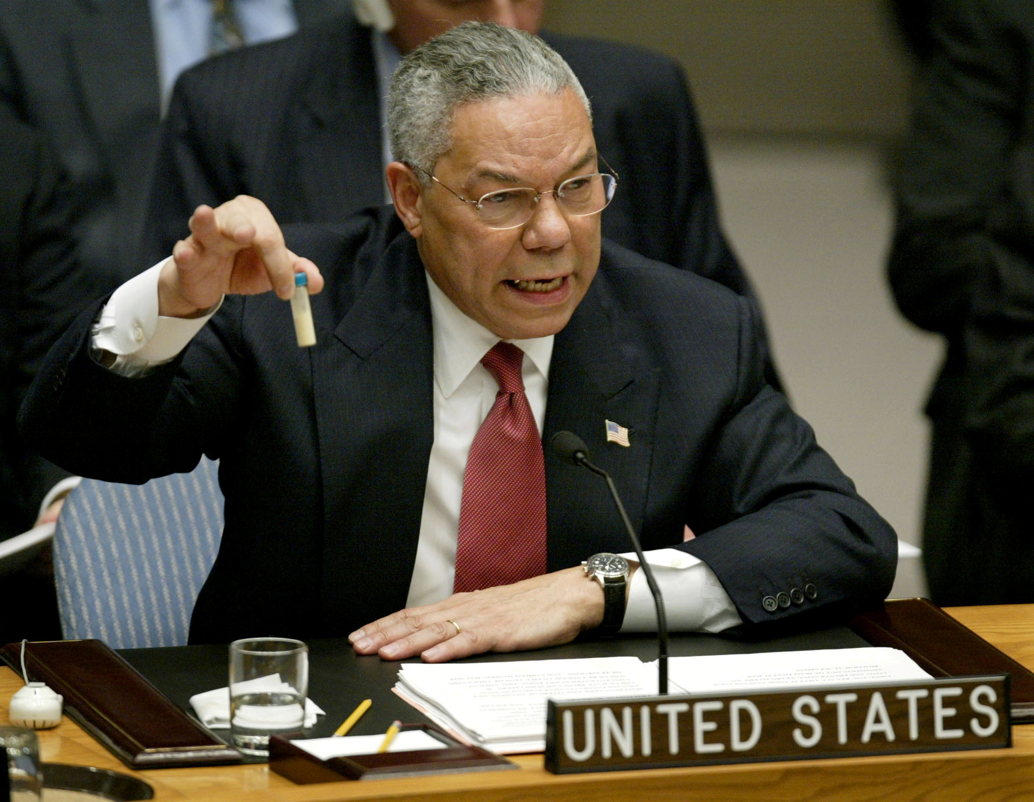 El Secretario de Estado de Estados Unidos, Colin Powell, durante su presentación sobre Irak ante el Consejo de Seguridad de la ONU, en Nueva York el 5 de febrero de 2003, en una foto de archivo. El ex general norteamericano murió este lunes 18 de octubre como consecuencia de complicaciones por coronavirus (Reuters)