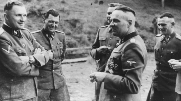 Josef Mengele (segundo desde la izquierda) Usó a miles de seres humanos como cobayos a los que luego derivaba a las cámaras de gas: les amputaba brazos o piernas, o brazos y piernas, para intentar injertos o trasplantes que terminaban en gangrena y muerte (Holocaust Memorial)