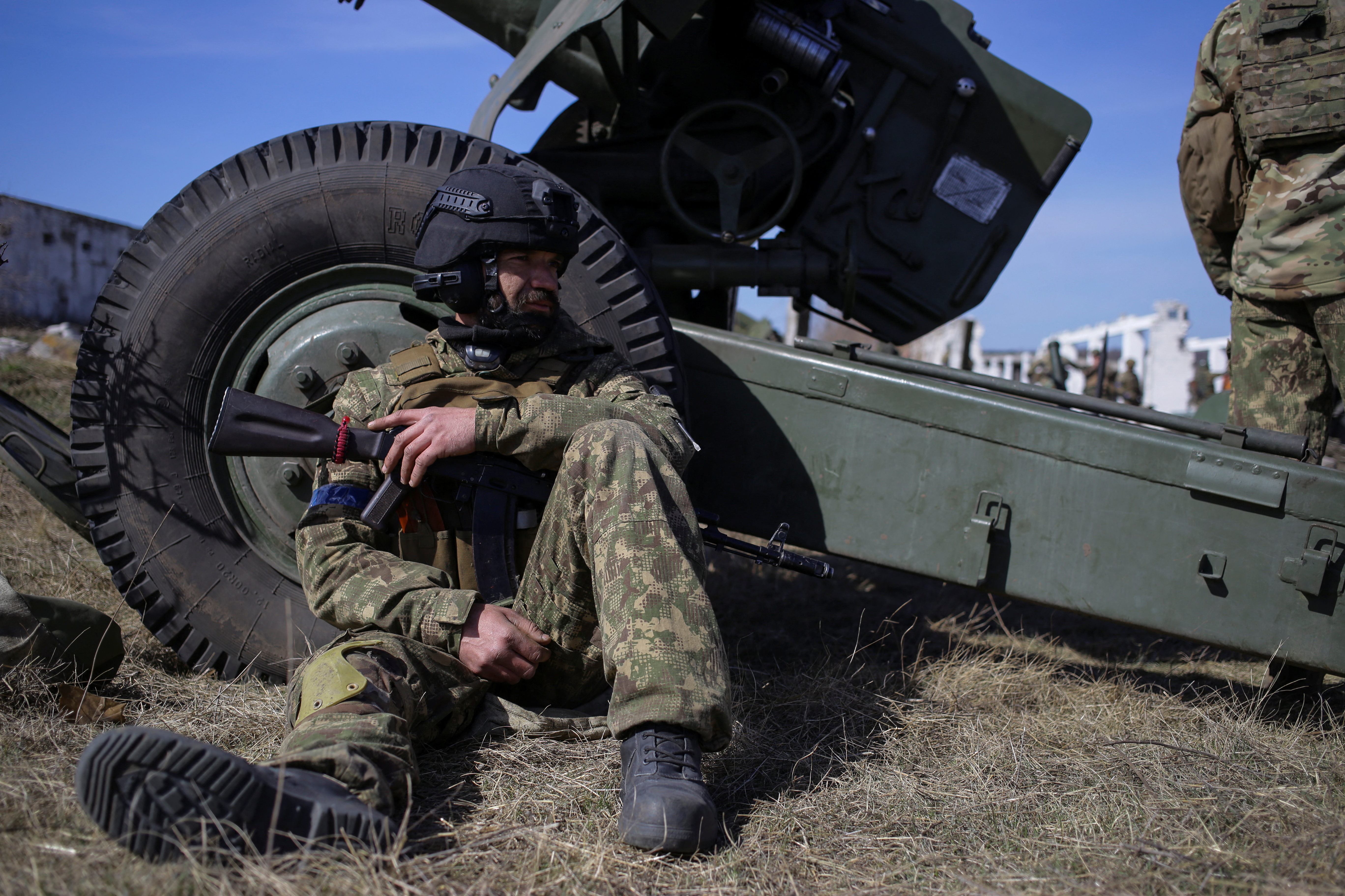 Un miembro del Cuerpo de Voluntarios de Ucrania descansa junto a un obús, mientras continúa el ataque de Rusia a Ucrania. Kiev planea un ataque para recuperar Kherson, en el sur del país (Reuters)