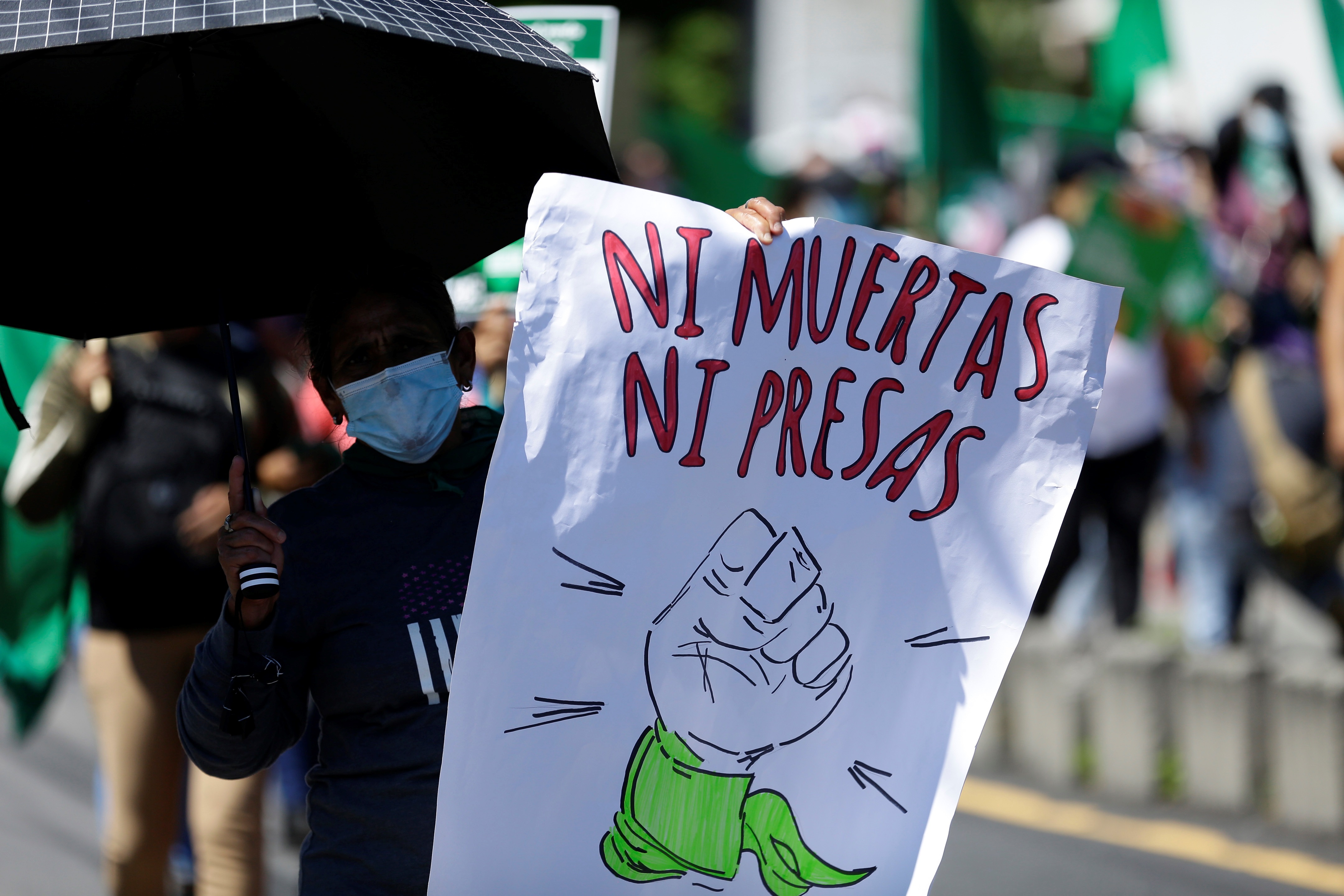 Mujeres salvadoreñas marchan para exigir políticas públicas sobre salud sexual y reproductiva y por el derecho al aborto legal y seguro en San Salvador (El Salvador), en una fotografía de archivo. EFE/Rodrigo Sura
