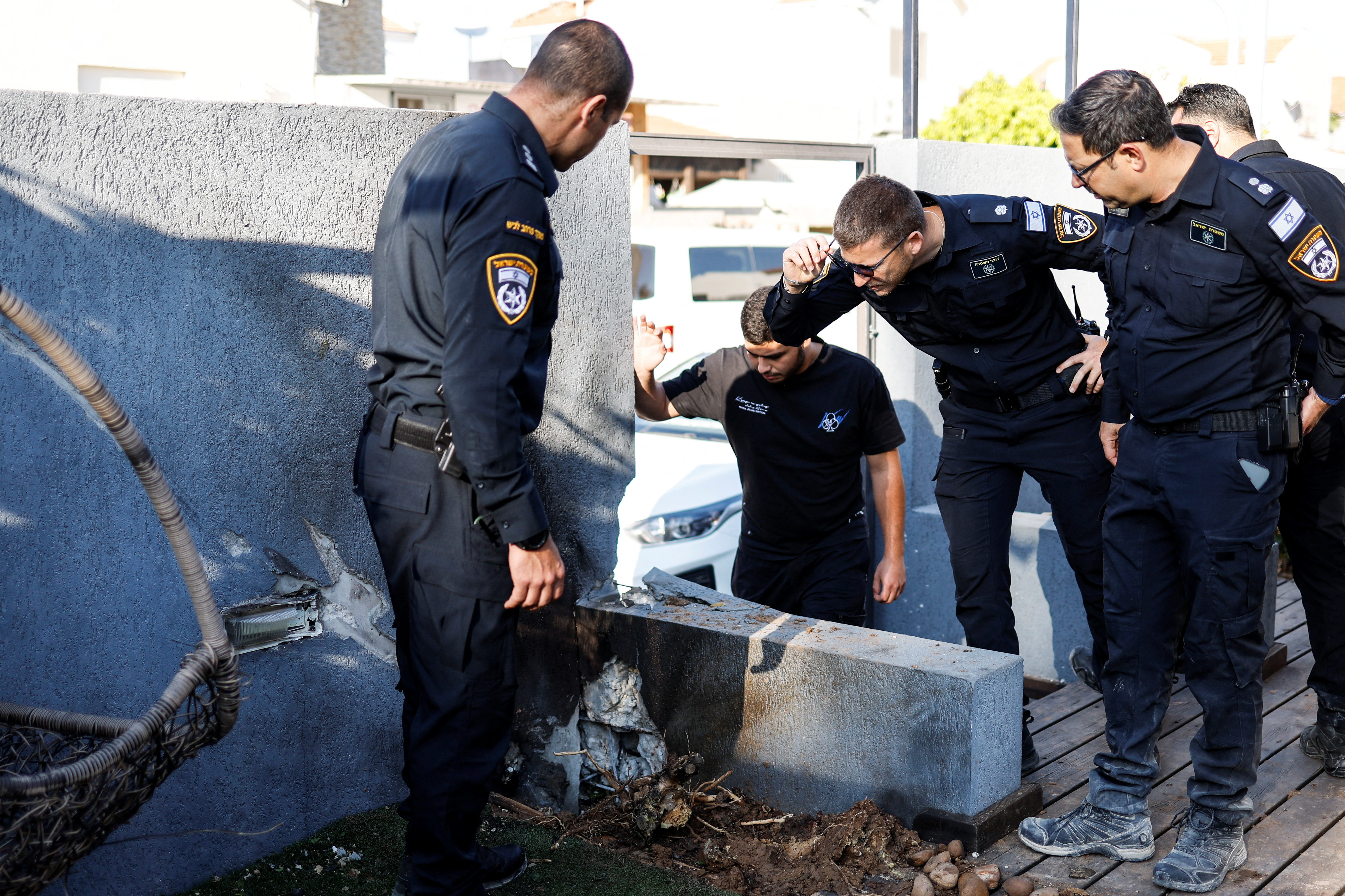 La policía israelí inspecciona los daños después de que un cohete, lanzado desde Gaza, cayera en Sderot, sur de Israel, 2 de mayo de 2023. REUTERS/Amir Cohen