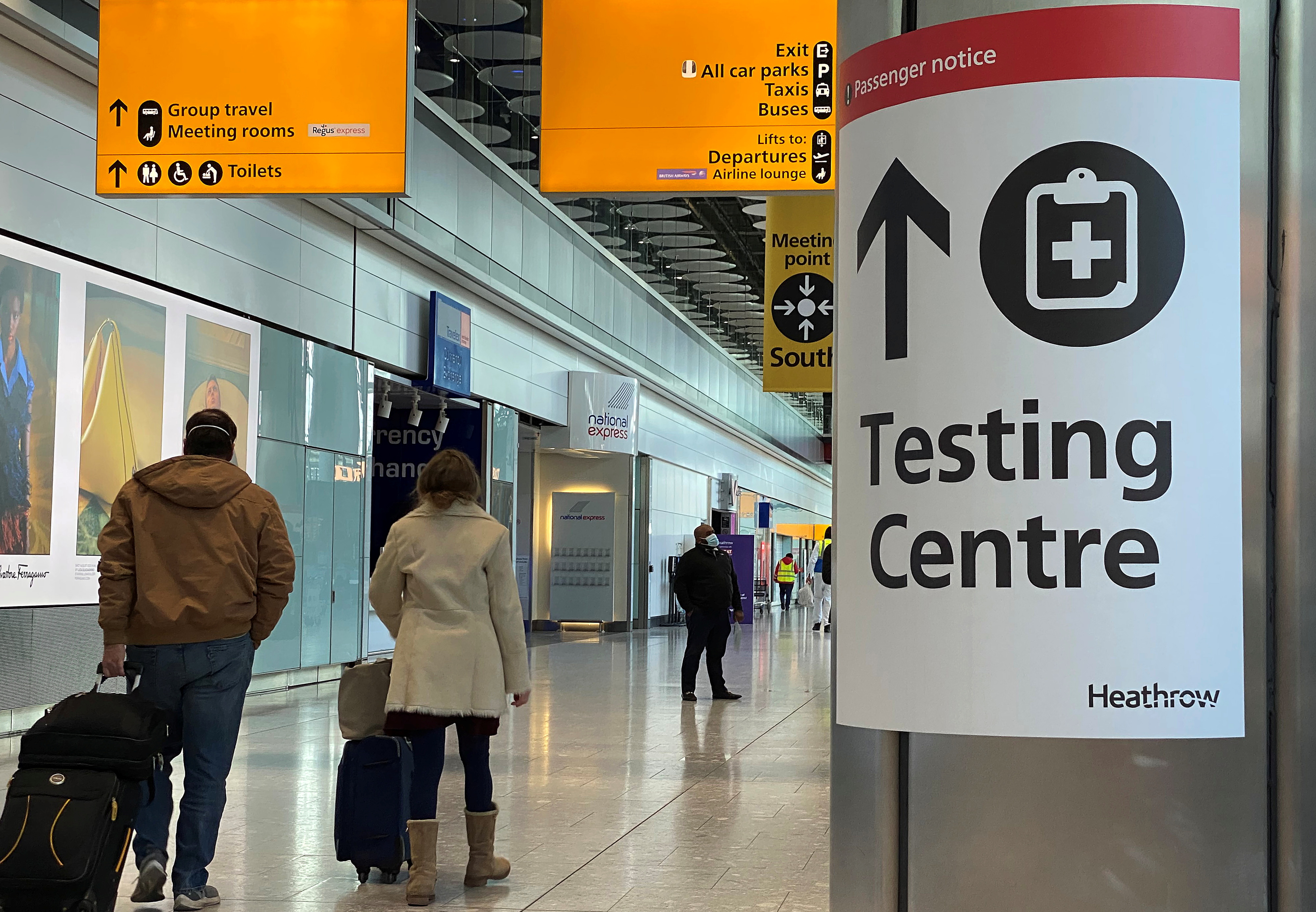 Pasajeros se dirigen a un centro de testeo en el aeropuerto de Heathrow, en Londres (REUTERS/Toby Melville)
