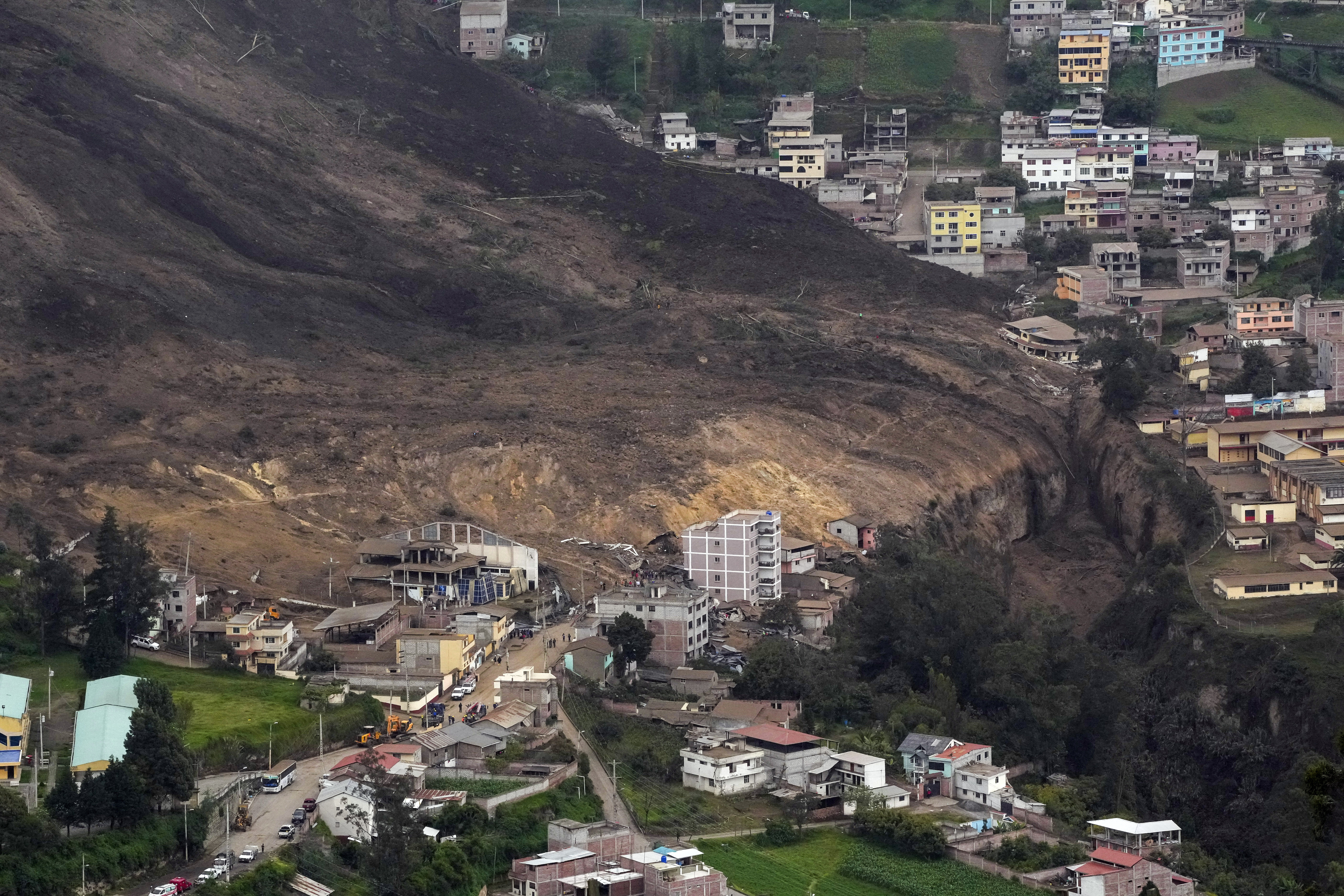 Algunas casas permanecen en pie después de un deslizamiento de tierra mortal causado por fuertes lluvias que enterraron decenas de viviendas en Alausi, Ecuador, el lunes 27 de marzo de 2023. (AP Foto/Dolores Ochoa)