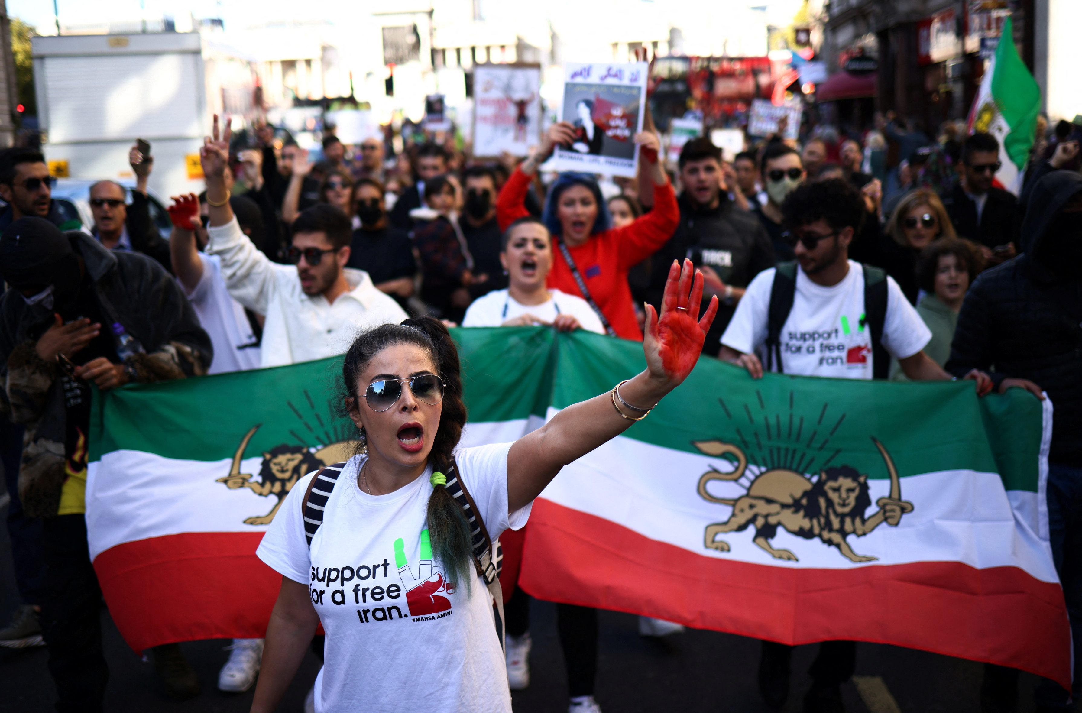 Young people protest against the Iranian regime