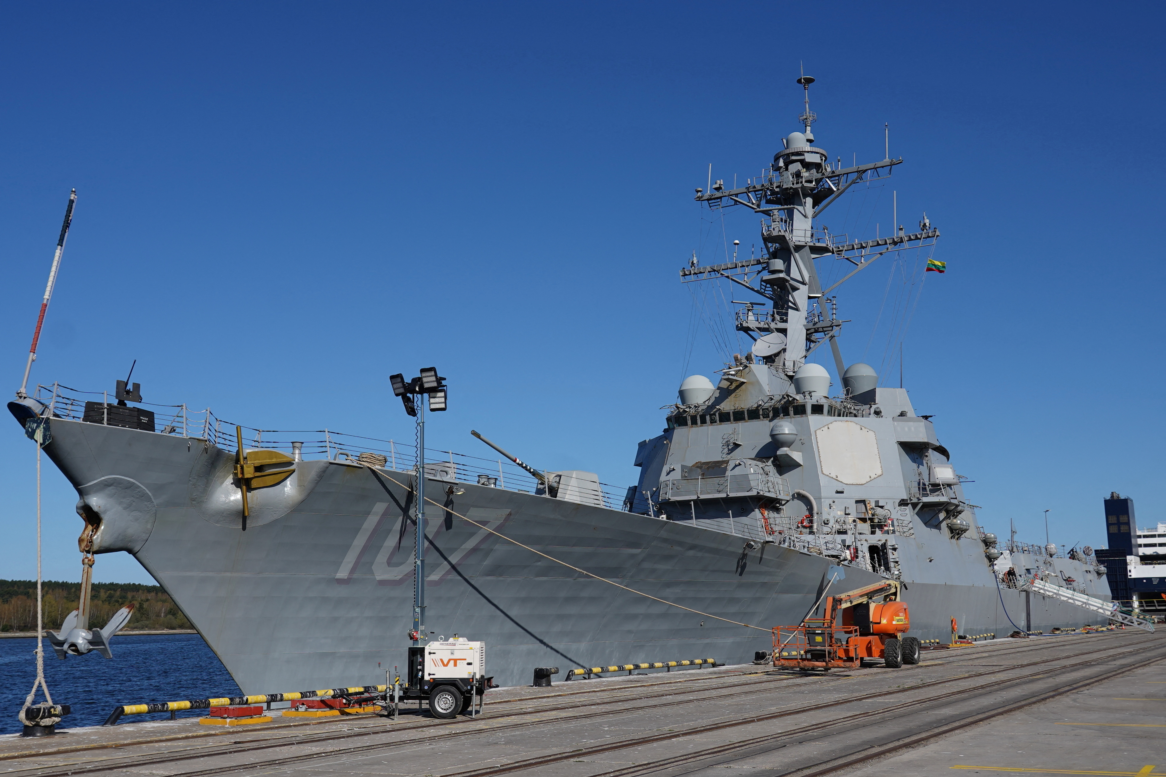 El destructor de misiles de la Marina de los EE. UU. USS Gravely se ve en el puerto de Klaipeda, Lituania, 26 de abril de 2022. REUTERS/Janis Laizans
