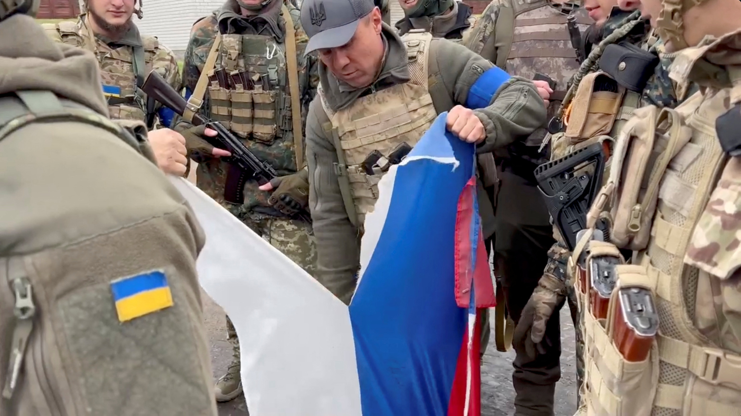 Soldados ucranianos rompen una bandera rusa tras recuperar una localidad en Kharkiv 
