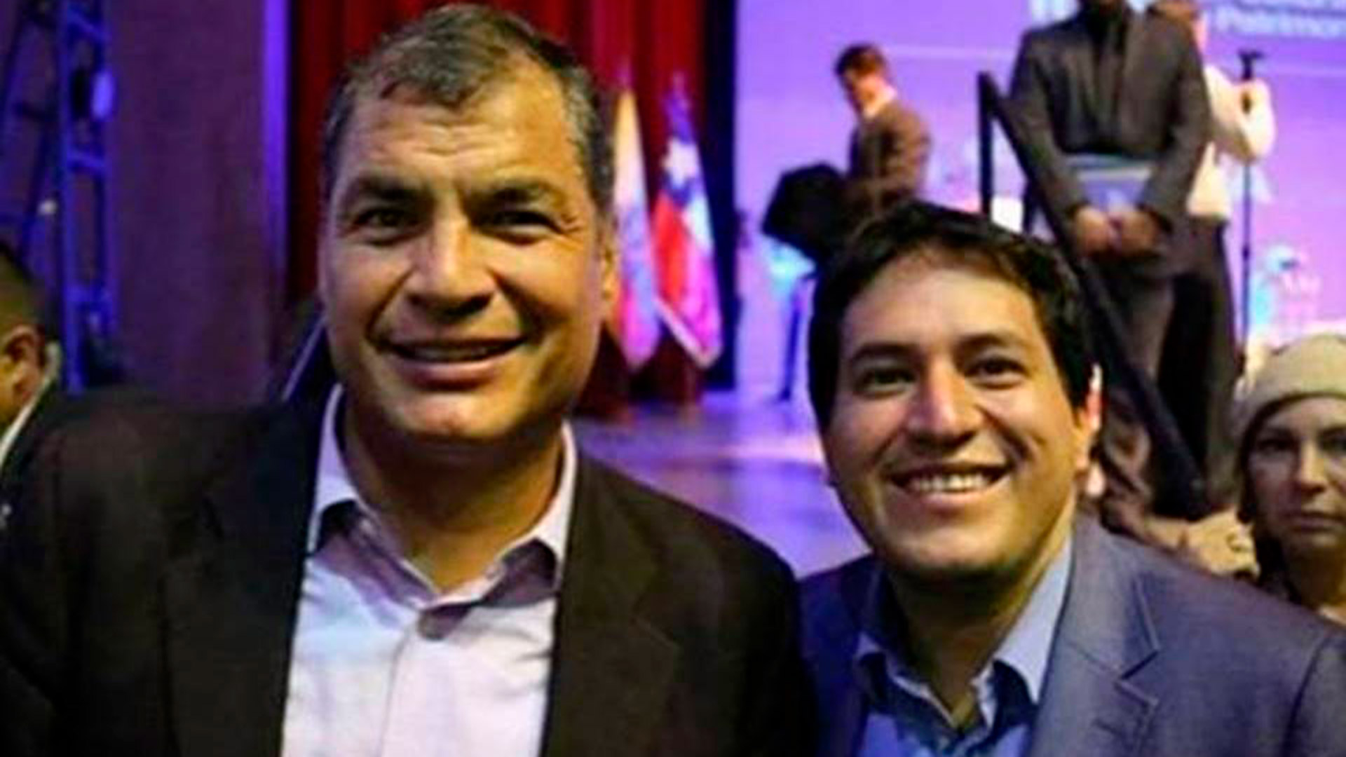 El candidato socialista, Andrés Arauz (d) y su mentor político, Rafael Correa (i)