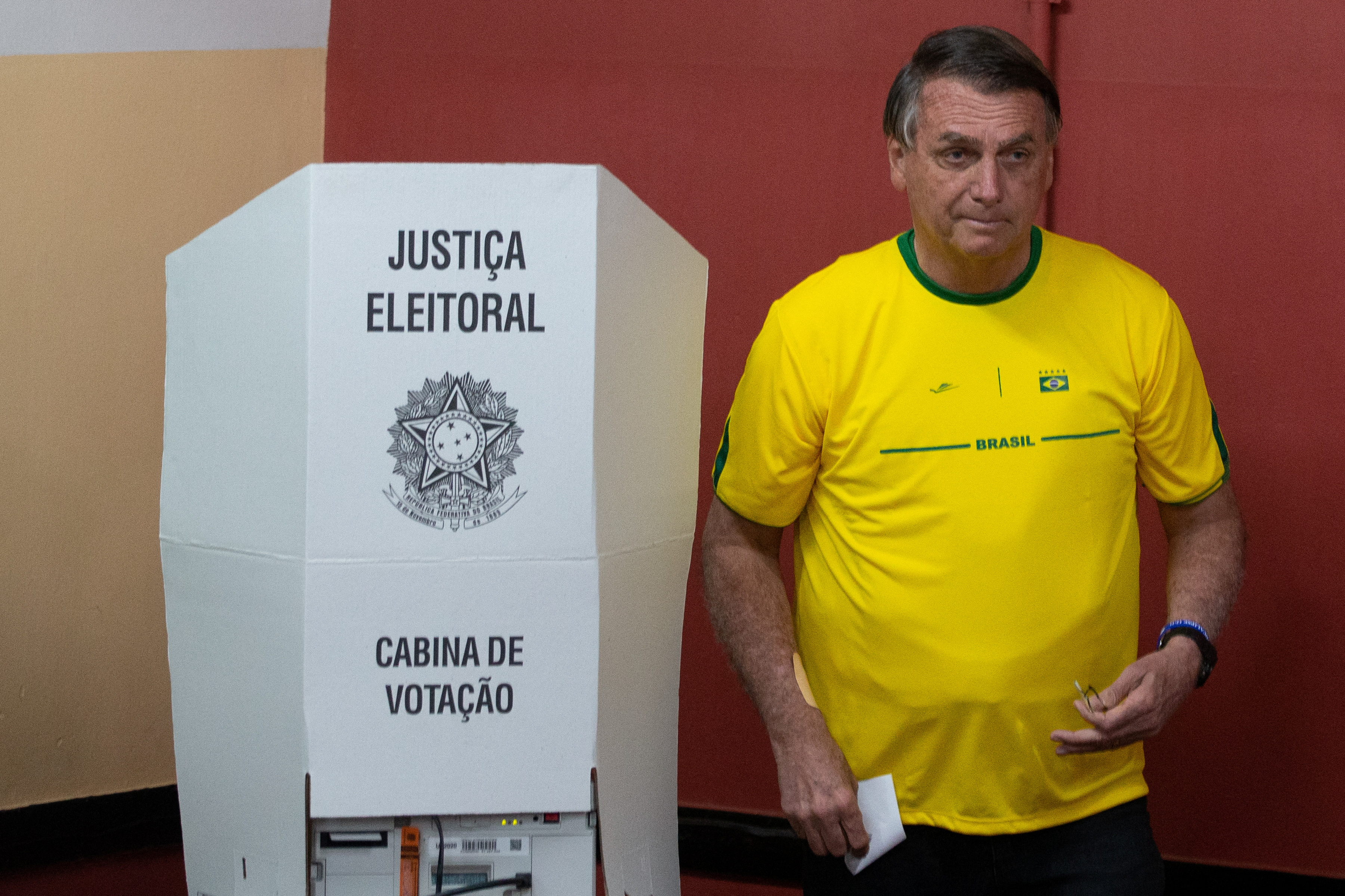 Jair Bolsonaro suferagó en Río de Janeiro y espera los resultados en Brasilia (Andre Coelho/Pool via REUTERS)