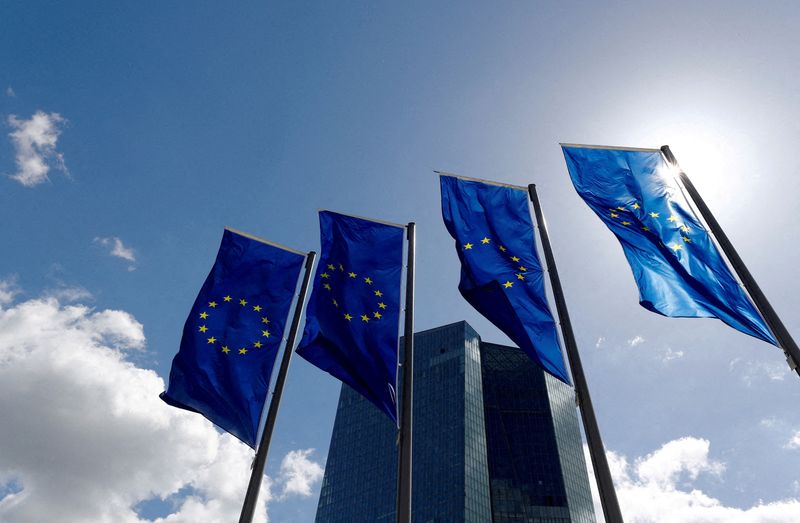 Banderas de la Unión Europea frente a la sede del Banco Central Europeo en Fráncfort, Alemania, el 26 de abril de 2018. REUTERS/Kai Pfaffenbach/Archivo