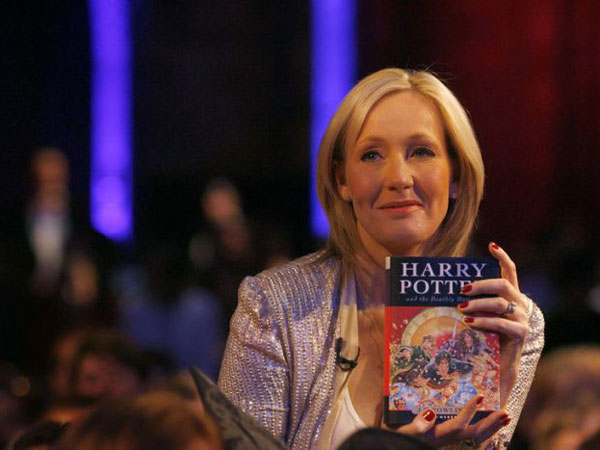 J K Rowling. Construyó un mundo para millones.