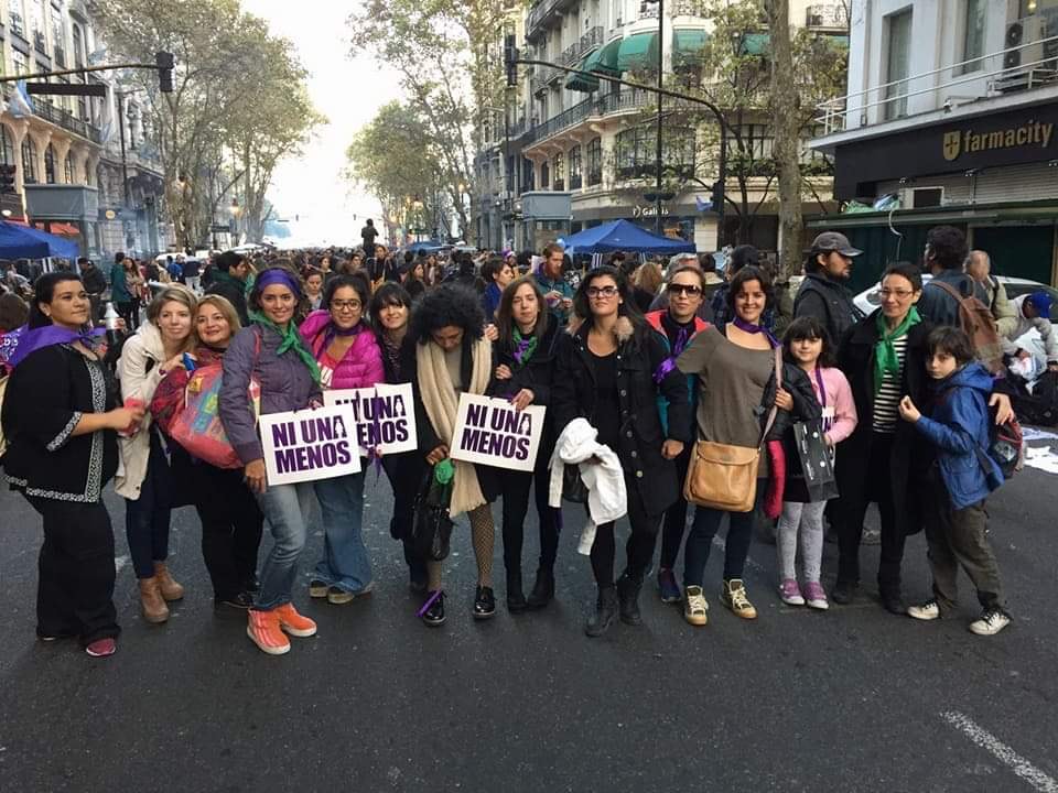 En una marcha posterior, junto a la diseñadora Verónica Marcucci –autora de la gráfica de #NiUnaMenos– y otras periodistas y activistas