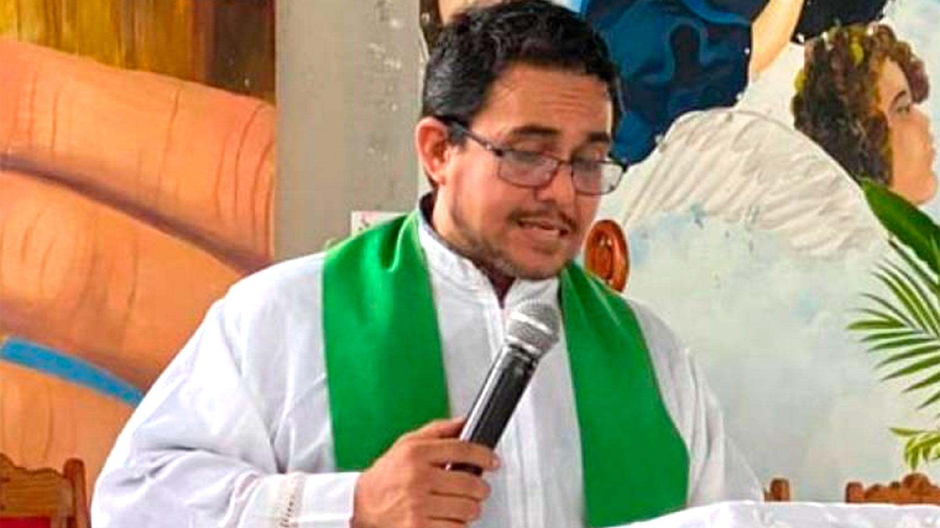 El sacerdote Oscar Danilo Benavidez, párroco de la iglesia Espíritu Santo, de Mulukukú, fue detenido el domingo después de oficiar una misa.