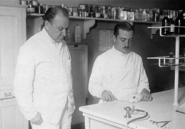 En la universidad, Larroque conoció y se enamoró de Angel H. Roffo. Juntos desarrollaron investigaciones sobre cáncer, aunque él tuvo más notoriedad pública (Archivo General de la Nación)