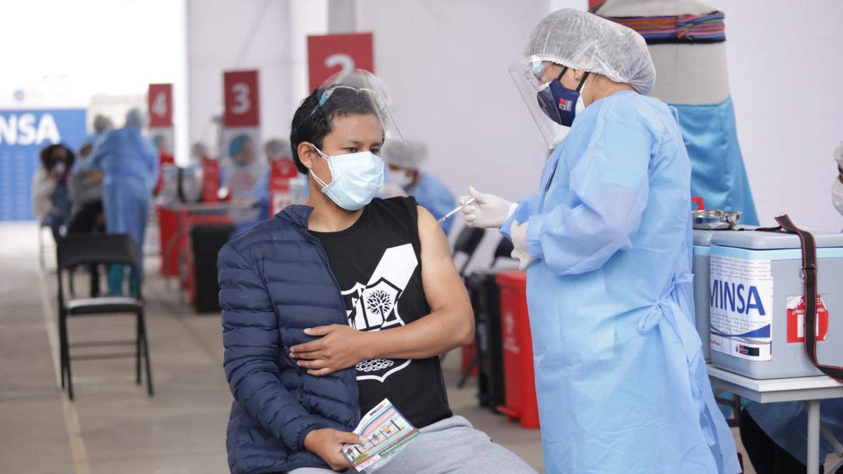Le Pérou est l'un des pays qui applique déjà des bivalents. Le personnel de santé de première ligne a été le premier groupe à les recevoir (Andina)