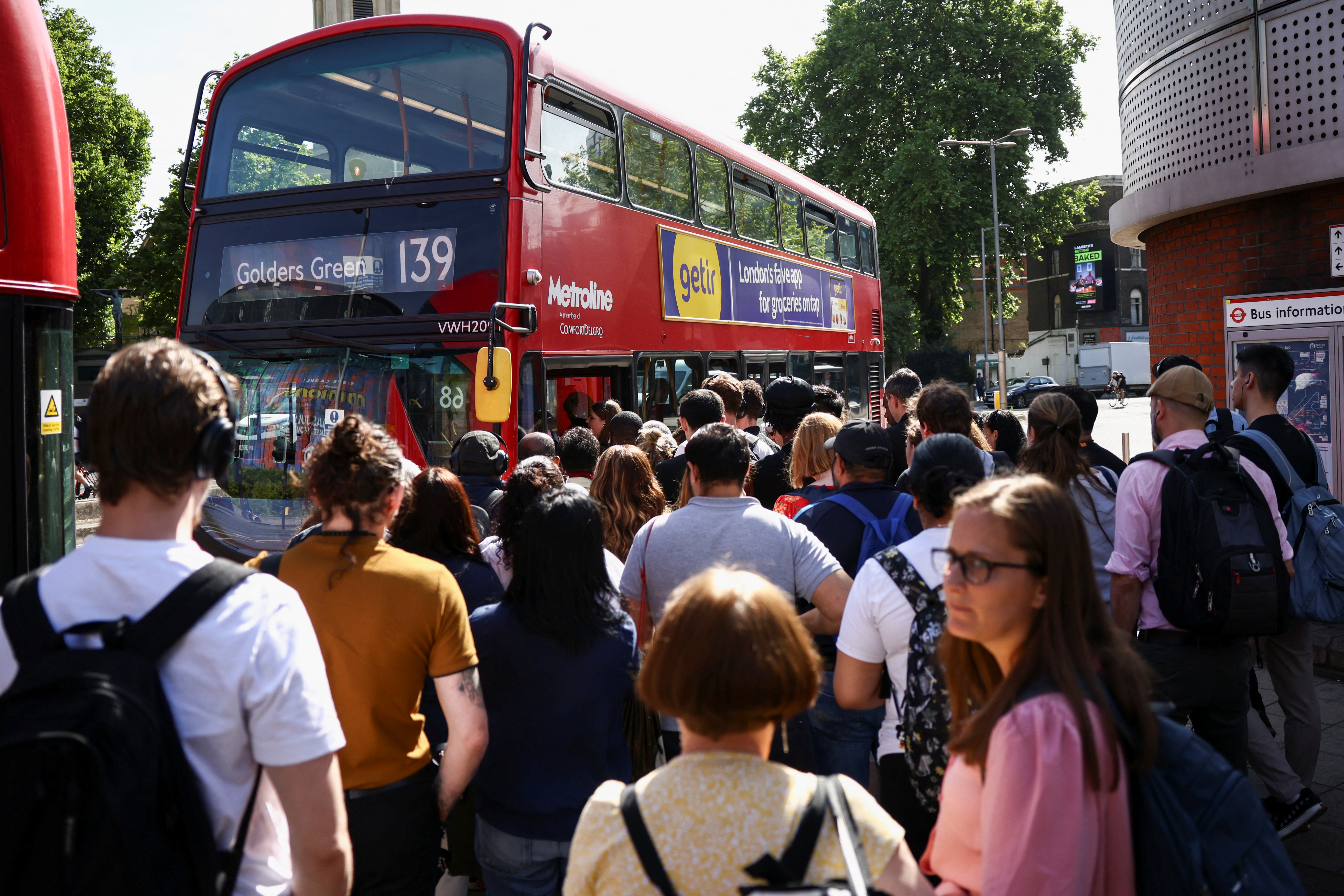 Los pasajeros hacen cola para un autobús fuera de la estación de Waterloo, el primer día de la huelga ferroviaria nacional en Londres, Gran Bretaña, el 21 de junio de 2022. (REUTERS/Henry Nicholls)
