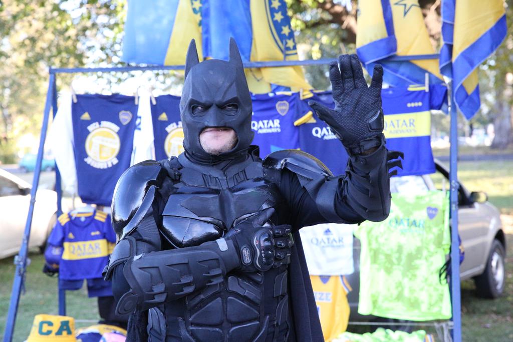 Una sorpresiva cábala, el Batman “xeneize” y el sueño cumplido a un niño:  las perlitas de la llegada de Boca Juniors a Córdoba - Infobae