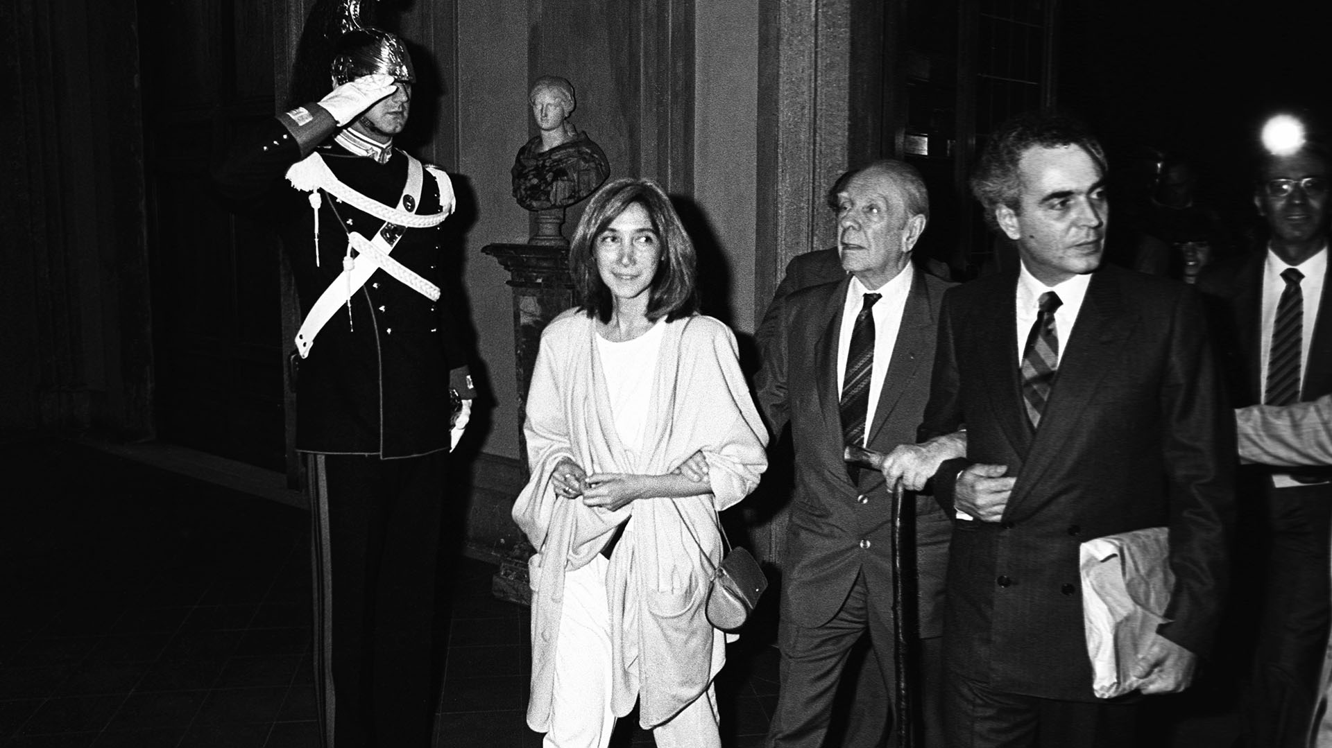 Jorge Luis Borges asiste al Premio Balzan, con MarÌa Kodama en 1981 en Roma, Italia. (Foto de Stefano Montesi/Corbis vía Getty Images)
