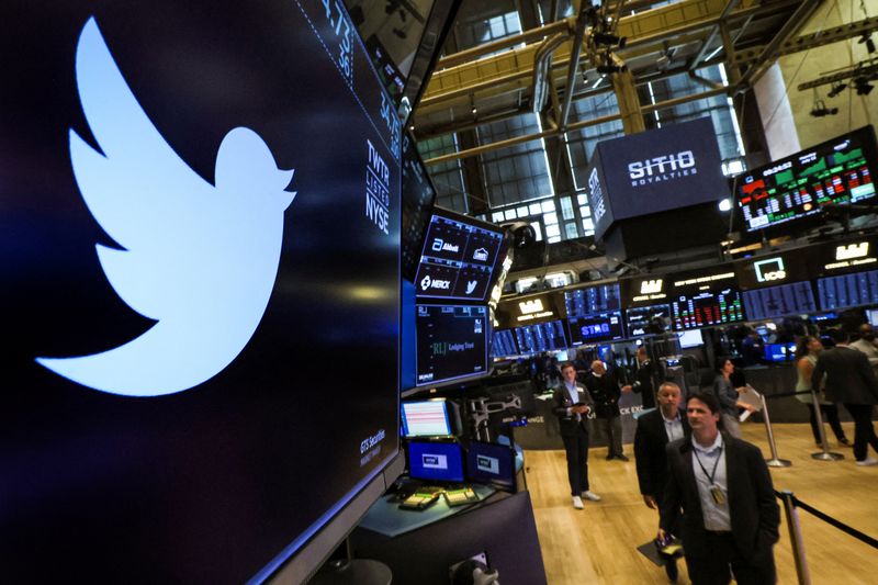 Il logo di Twitter e il simbolo commerciale su uno schermo sul pavimento della Borsa di New York (REUTERS/Brendan McDermid)