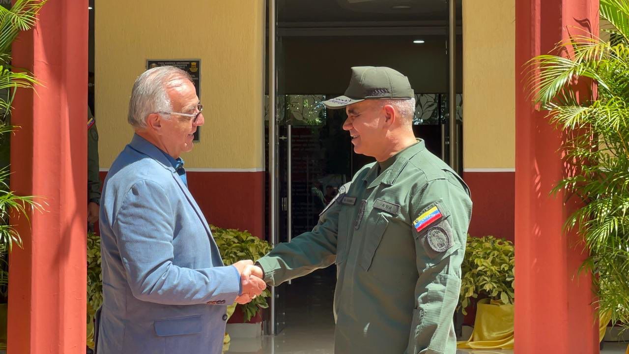 Defense Minister Iván Velásquez met his Venezuelan counterpart Vladimir Padrino.  Photo: Department of Defense.