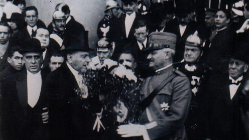 El presidente Hipóllito Yrigoyen recibe un homenaje de un representante del gobierno italiano (1920)