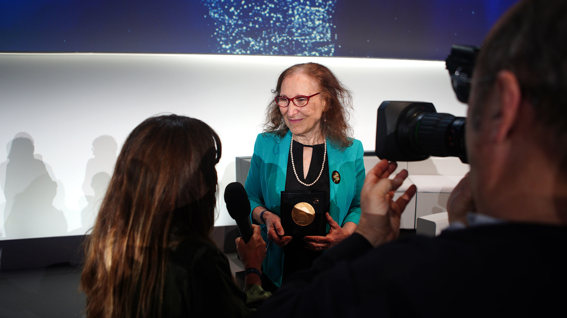Infobae entrevista a la doctora en matemáticas Alicia Dickenstein a pocos minutos de haber recibido el premio . Ella reconoce que ha tenido que luchar mucho en su vasta carrera científica en la Argentina, Y siempre señala el apoyo incondicional de su familia
