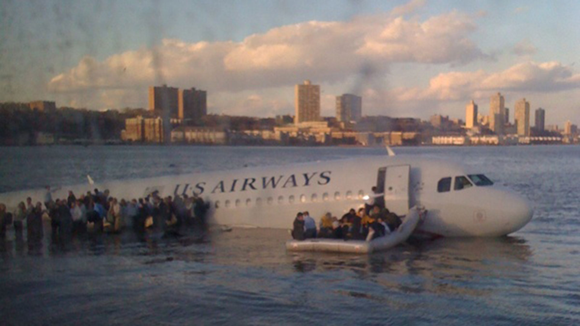 El dramático momento en que los pasajeros aguardaban su rescate sobre las alas y rampas salvavidas del Airbus