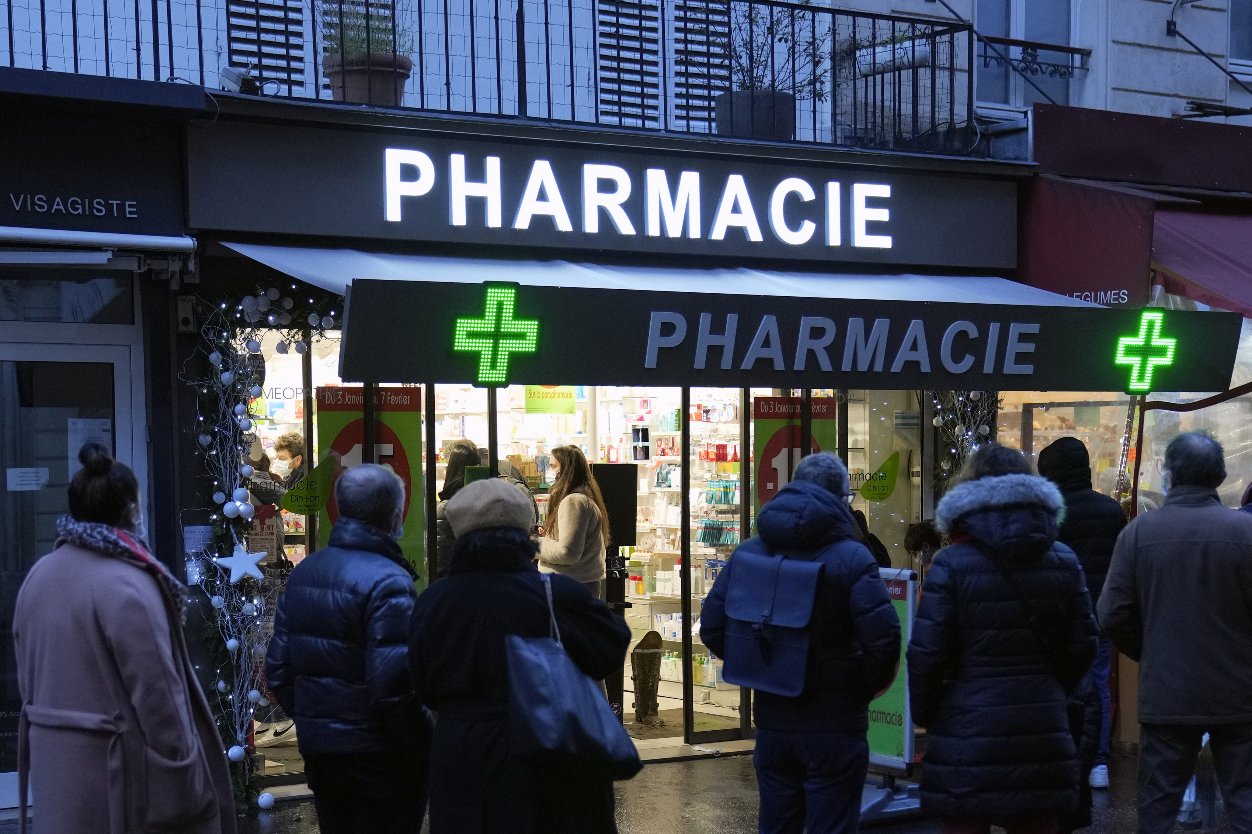 Farmacia en París, Francia, el domingo 9 de enero de 2022. AP Foto/Francois Mori, Archivo)