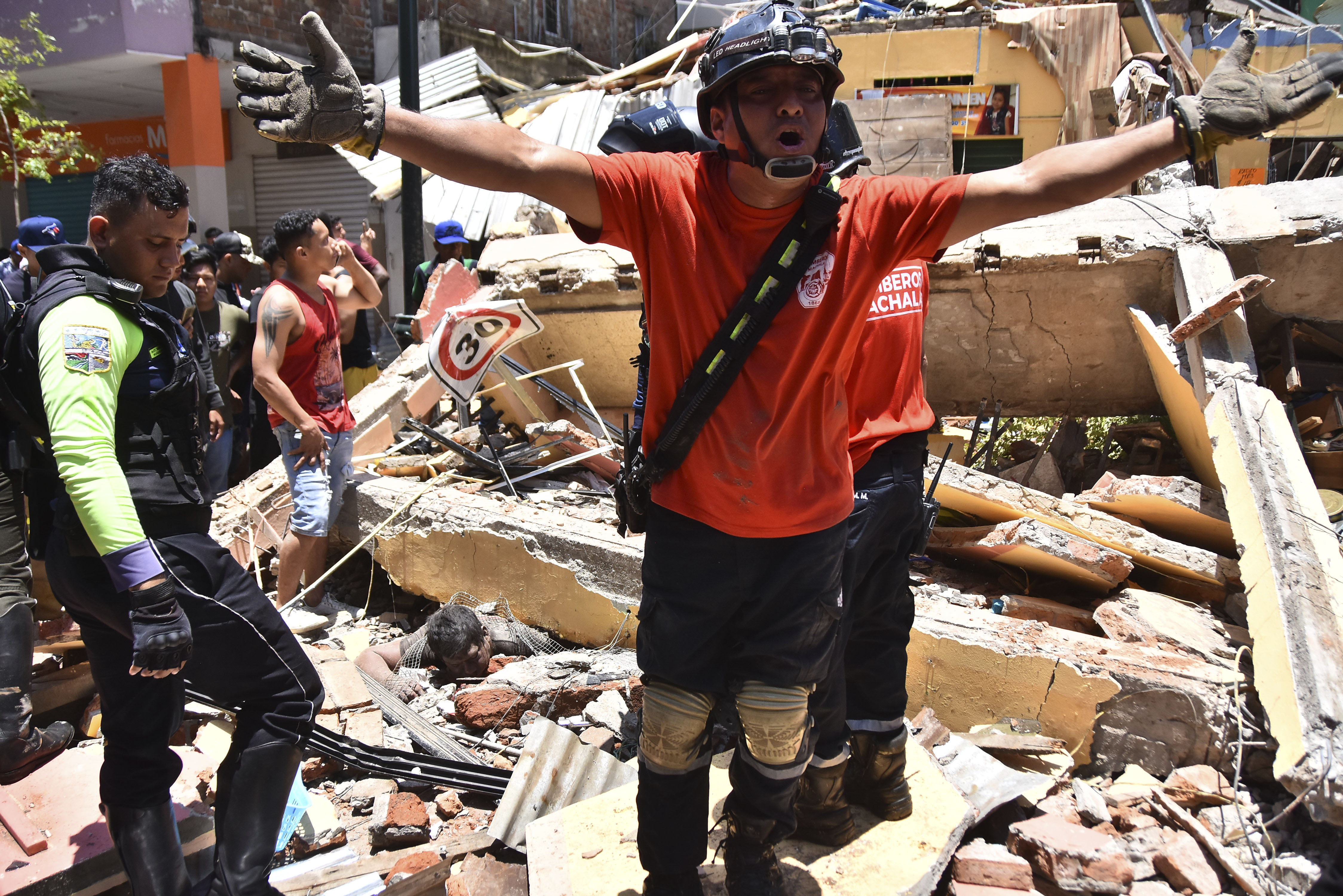 Varios socorristas buscan sobrevivientes entre los escombros  (AP Foto/Jorge Sanchez)