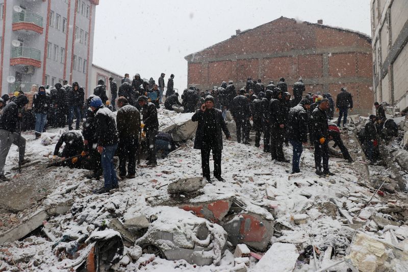 Rescatistas sacan a una persona de un edificio derrumbado en Malatya, Turquía (REUTERS)