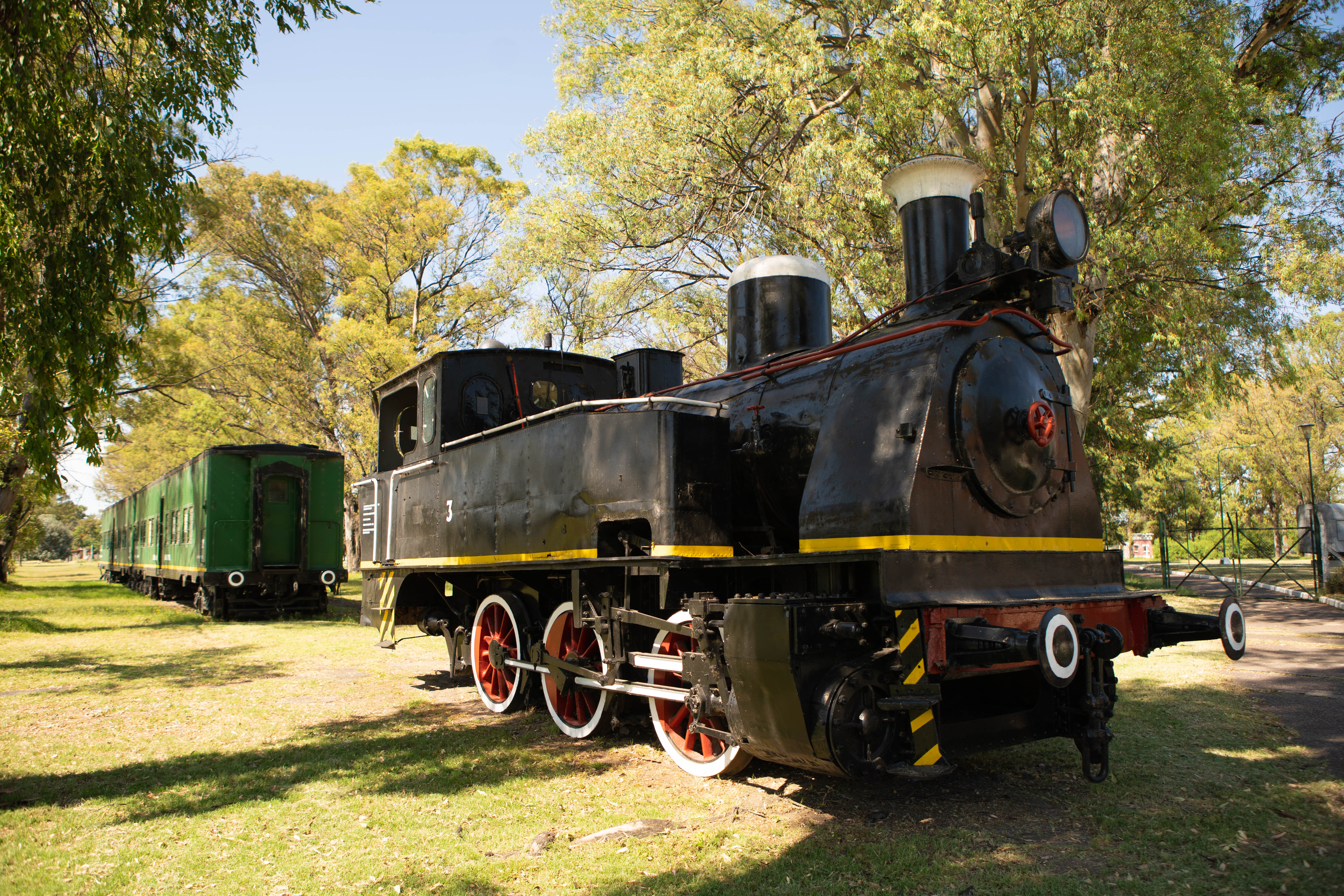 Una de las primeras locomotoras del ferrocarril Rosario Puerto Belgrano, descansa en una de las entradas de la base naval, frente a la sede del Museo de la base.