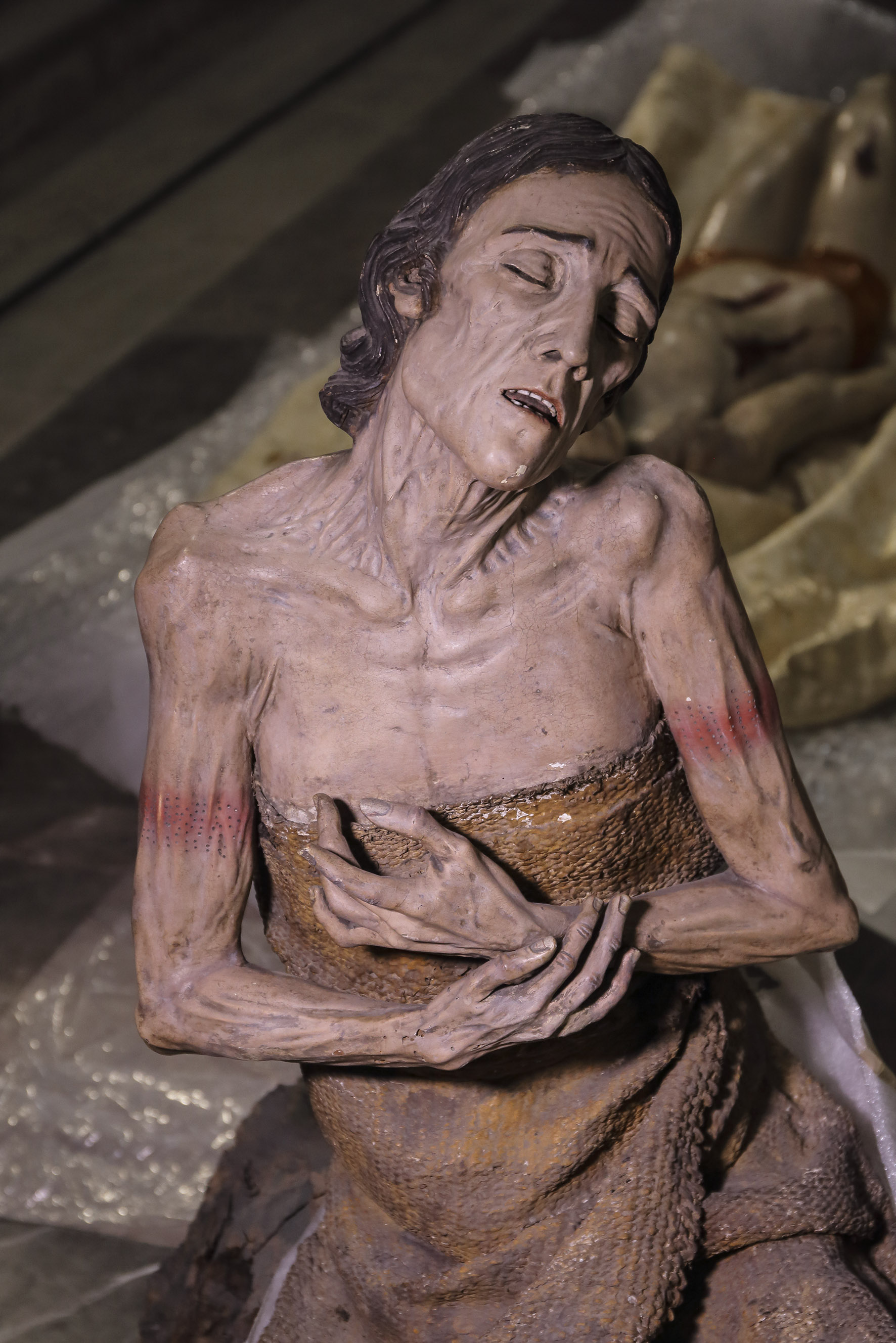 La escultura de Santa María Egipciaca causa gran asombro por su realismo y recuerda a una pieza viva cuyo semblante expresa un místico éxtasis en un rostro viejo, así como el sufrimiento de un cuerpo de piel pegada a los huesos


 (INAH)