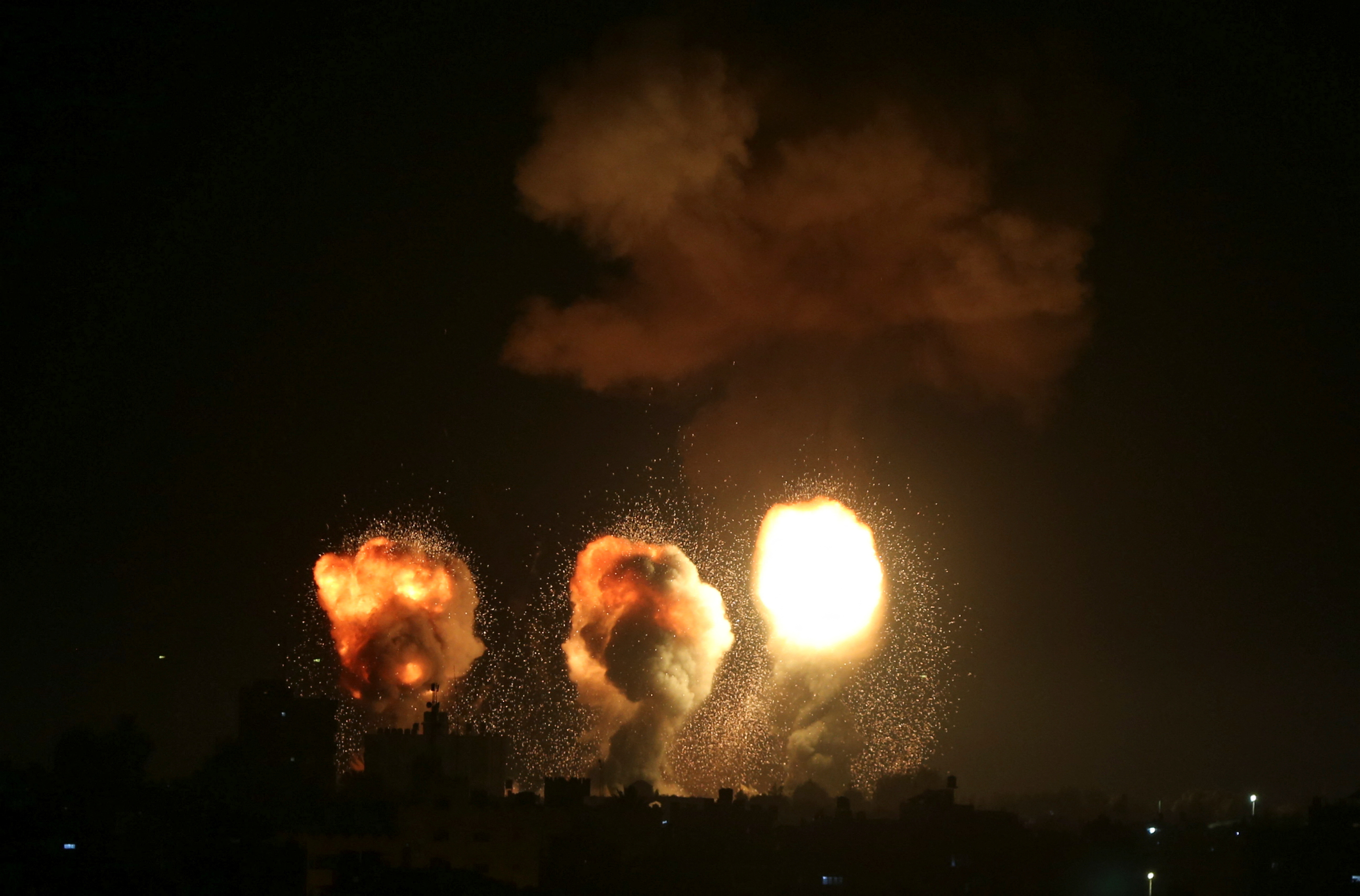 “El ataque de esta noche sigue la tendencia de dañar la capacidad del fortalecimiento de Hamás en la Franja de Gaza”, indicó el ejército israelí a través de un mensaje en su cuenta en Twitter. (REUTERS)